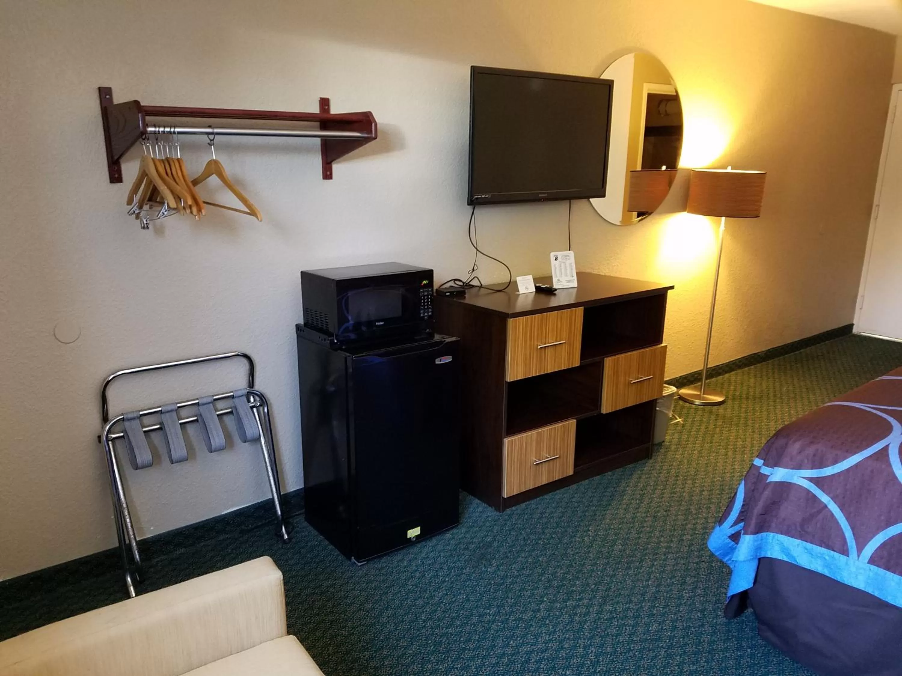 TV and multimedia, Bed in Super 8 by Wyndham Bentonville