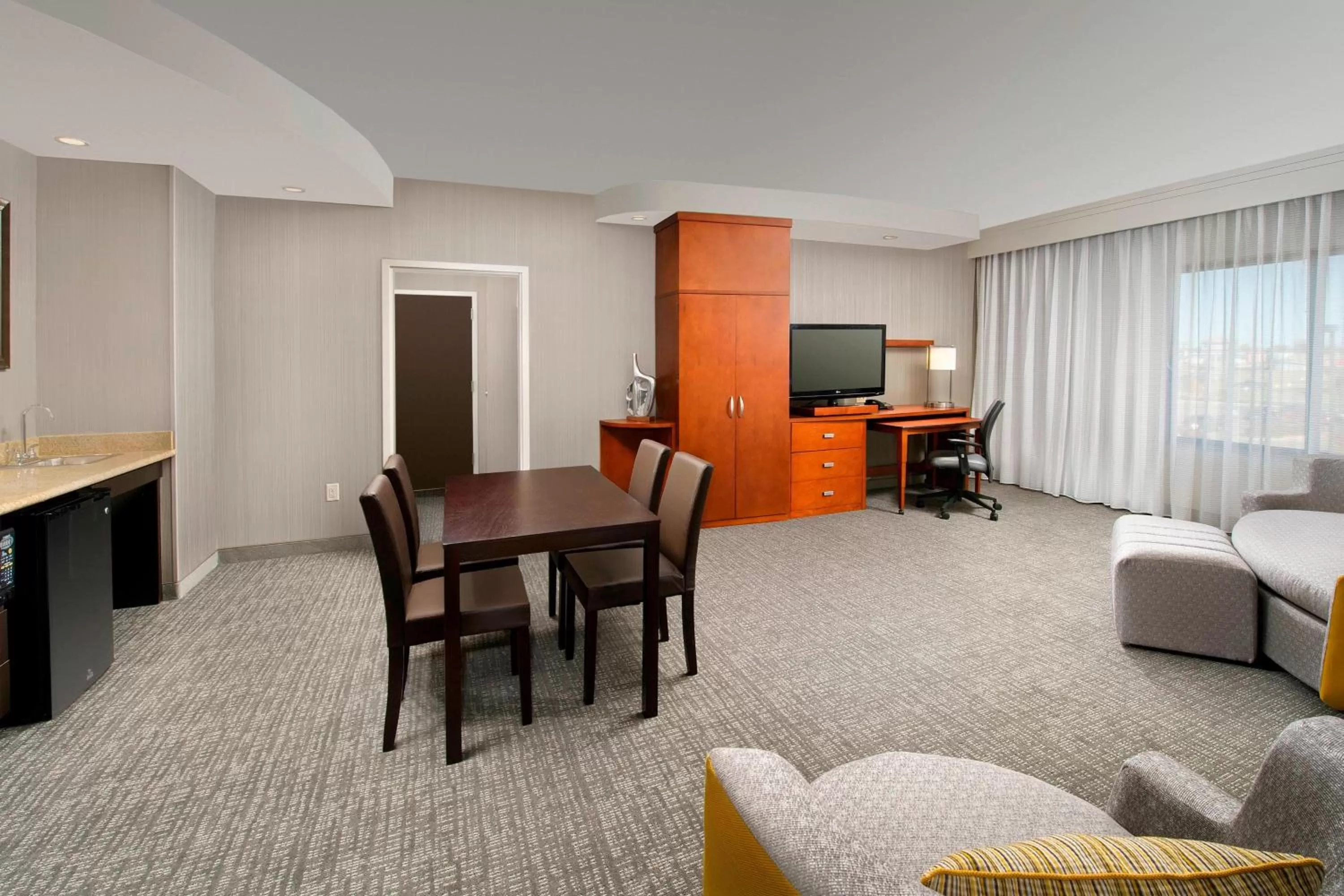 Living room in Courtyard by Marriott Wichita Falls