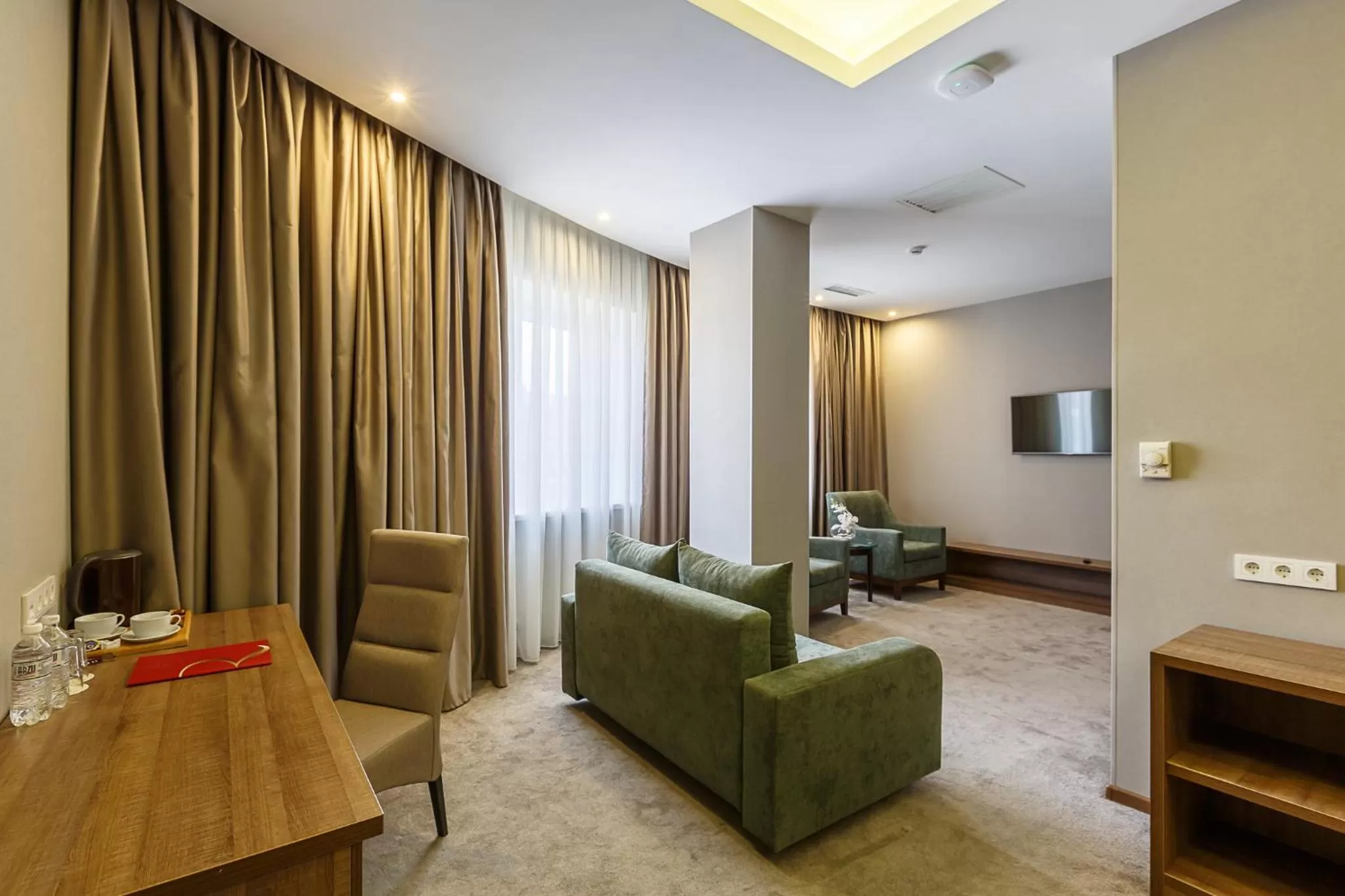 Communal lounge/ TV room in Renion Hills Hotel