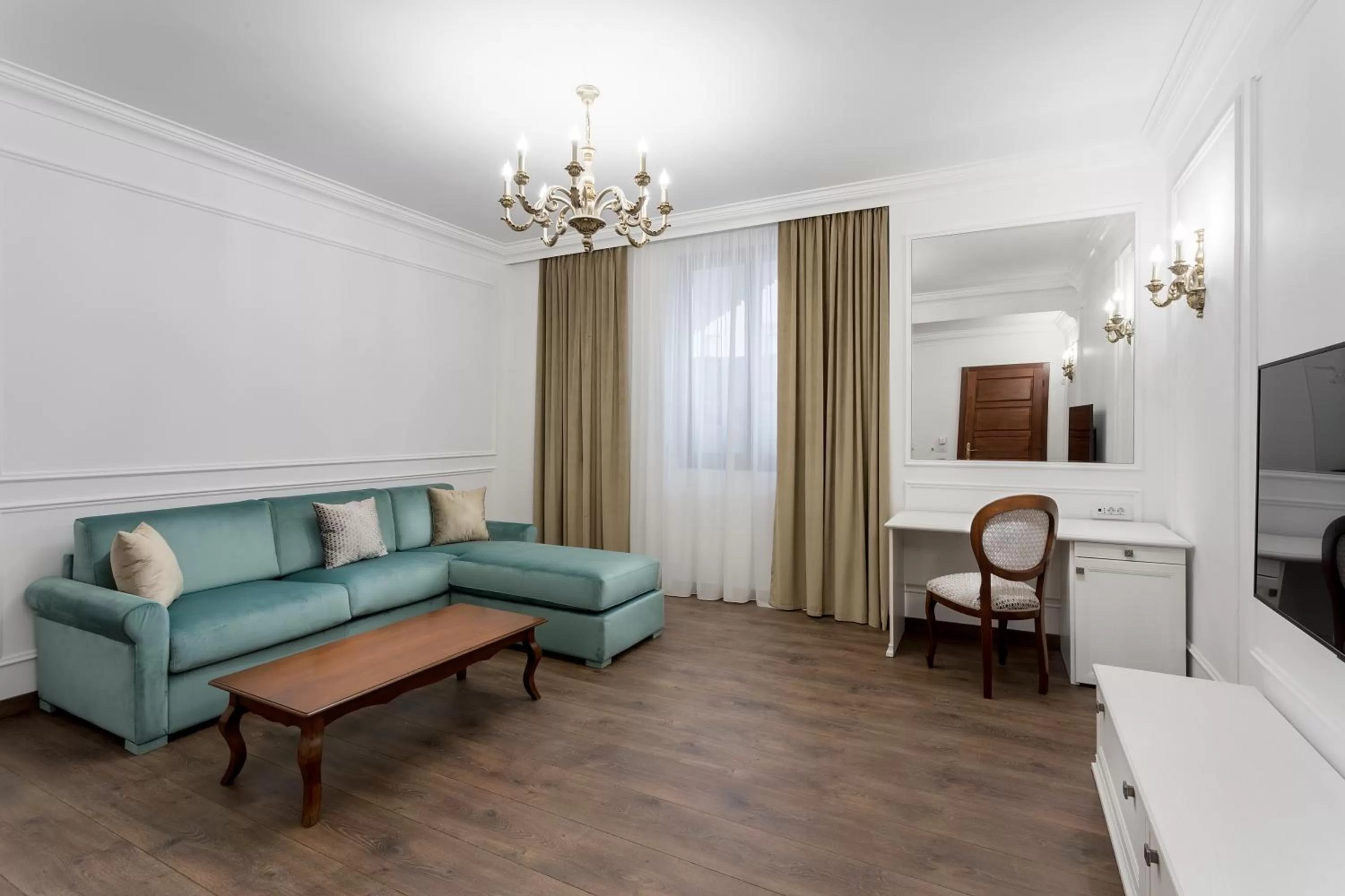 Living room in Lahovary Palace Hotel