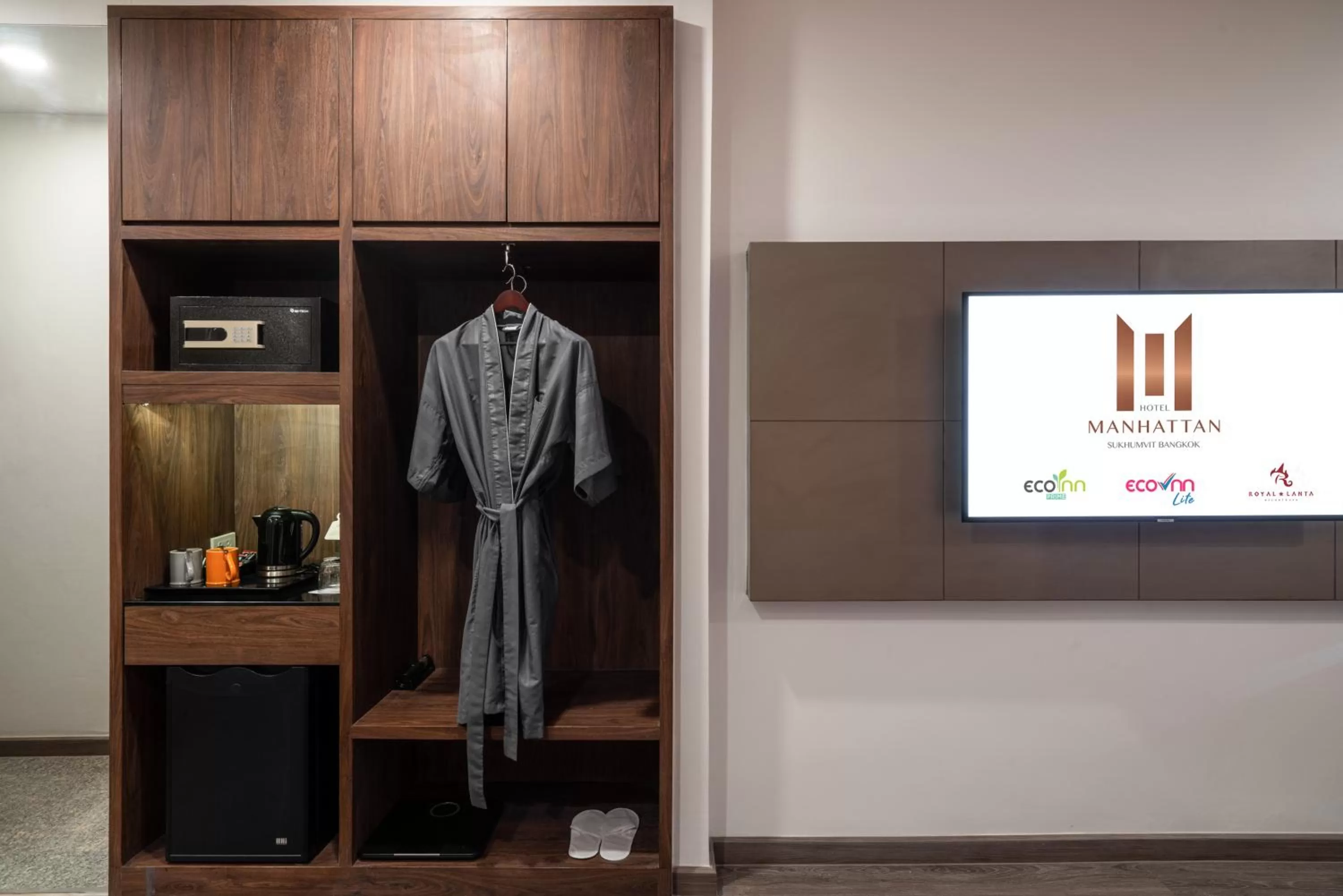 TV and multimedia in Manhattan Hotel Bangkok