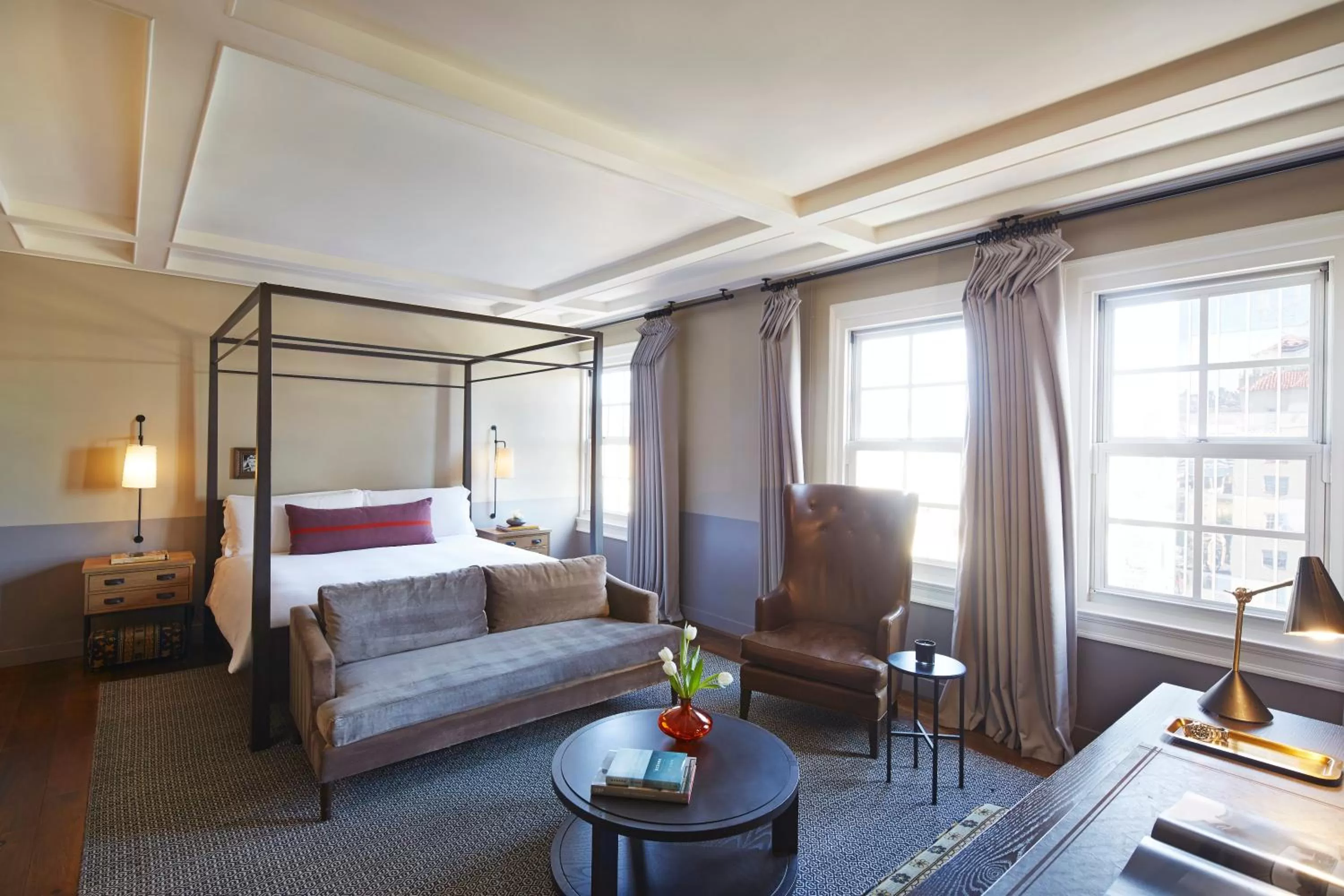 Seating area, Bed in The Hollywood Roosevelt