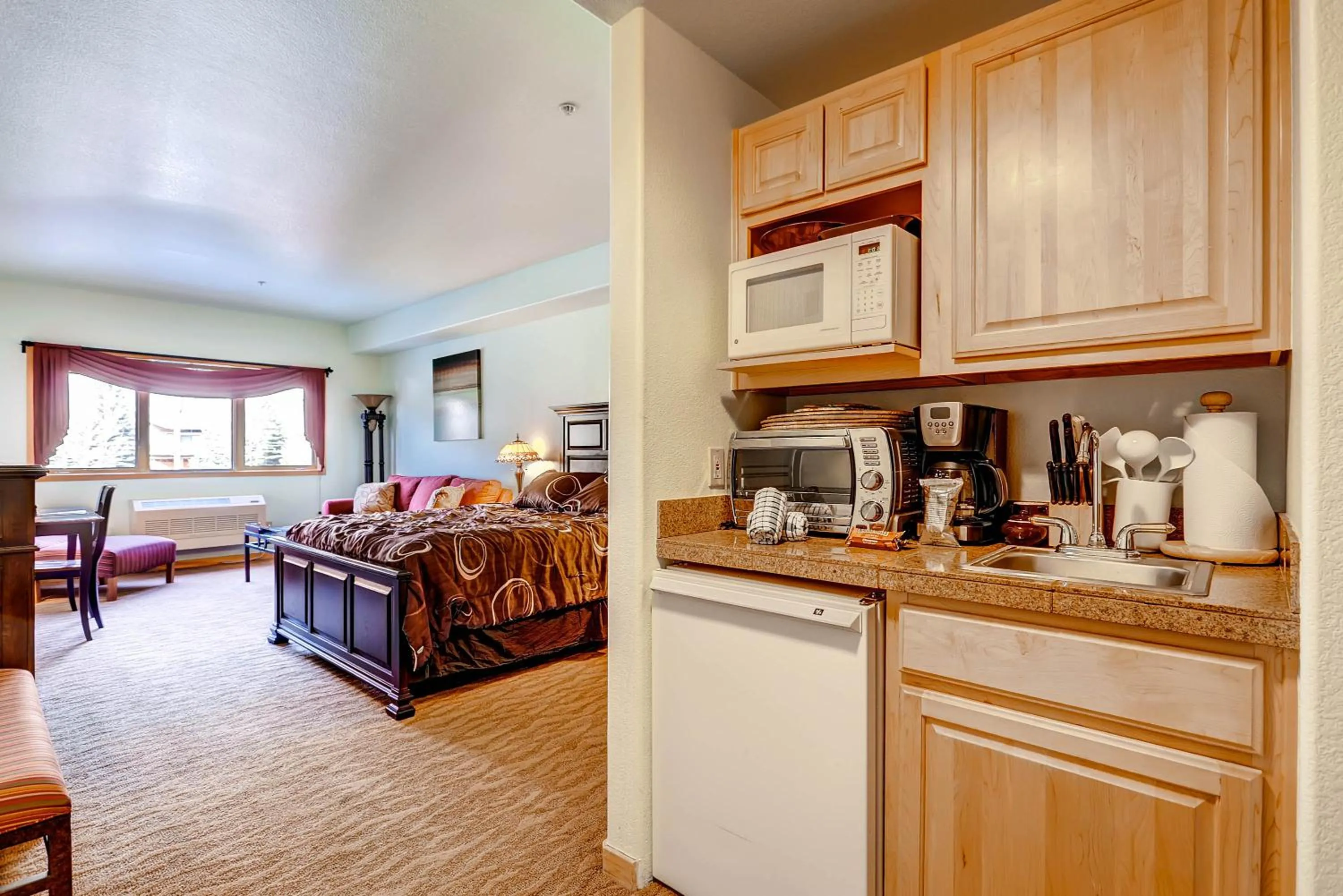 Kitchen or kitchenette, Bed in Gateway Mountain Lodge by Keystone Resort