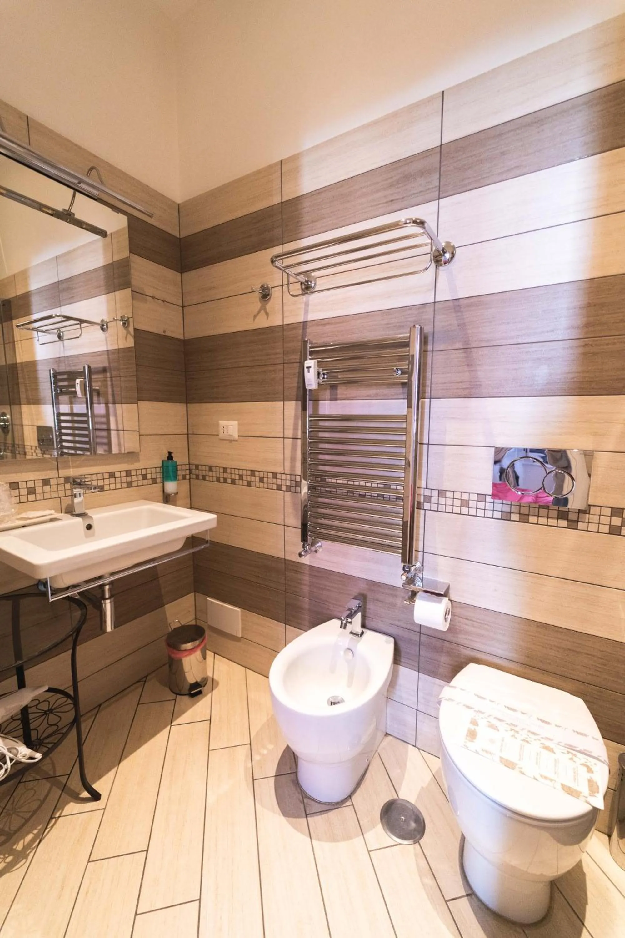 Toilet in Rome Central Rooms