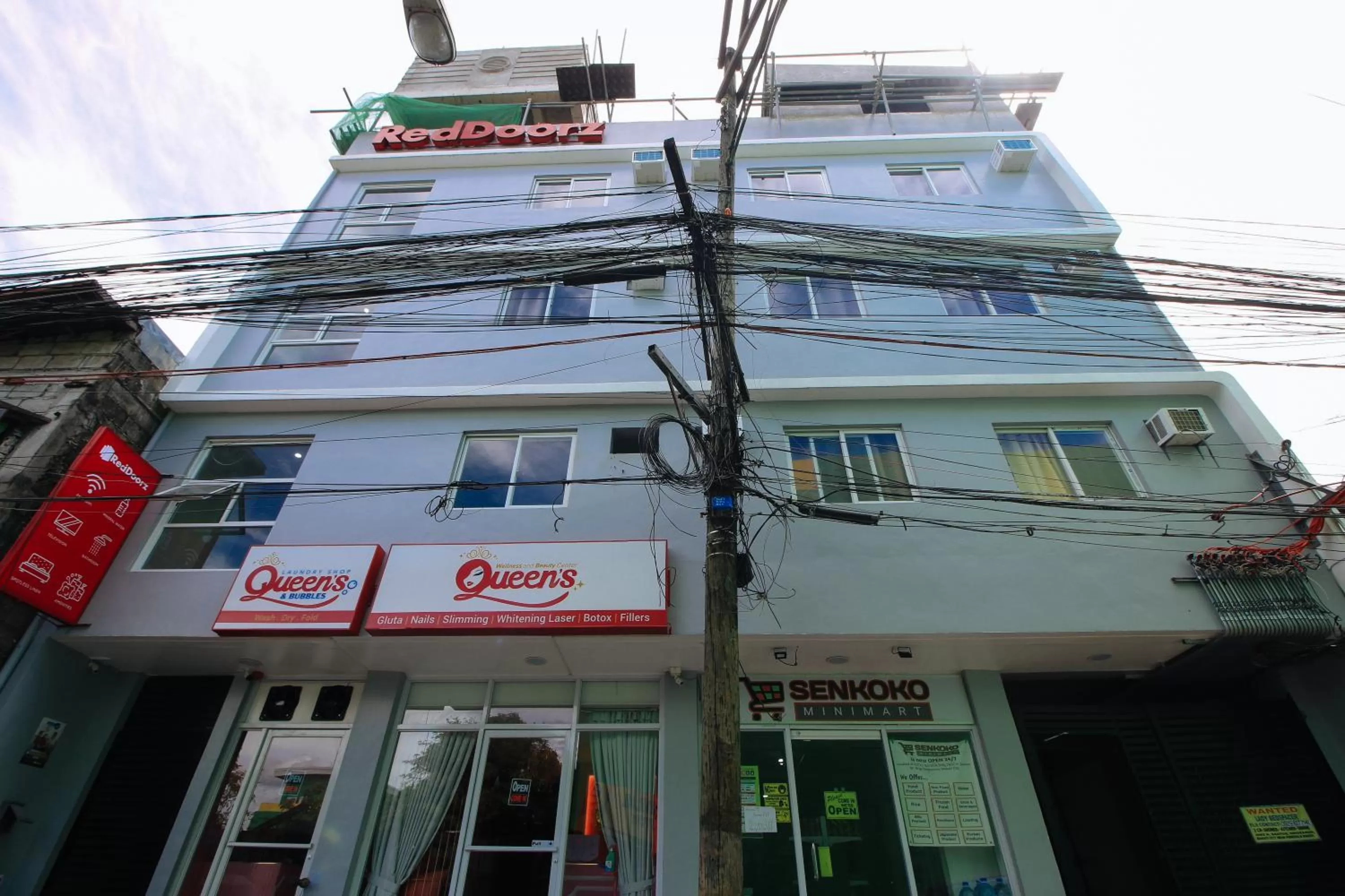 Facade/entrance in RedDoorz near Zobel Roxas St