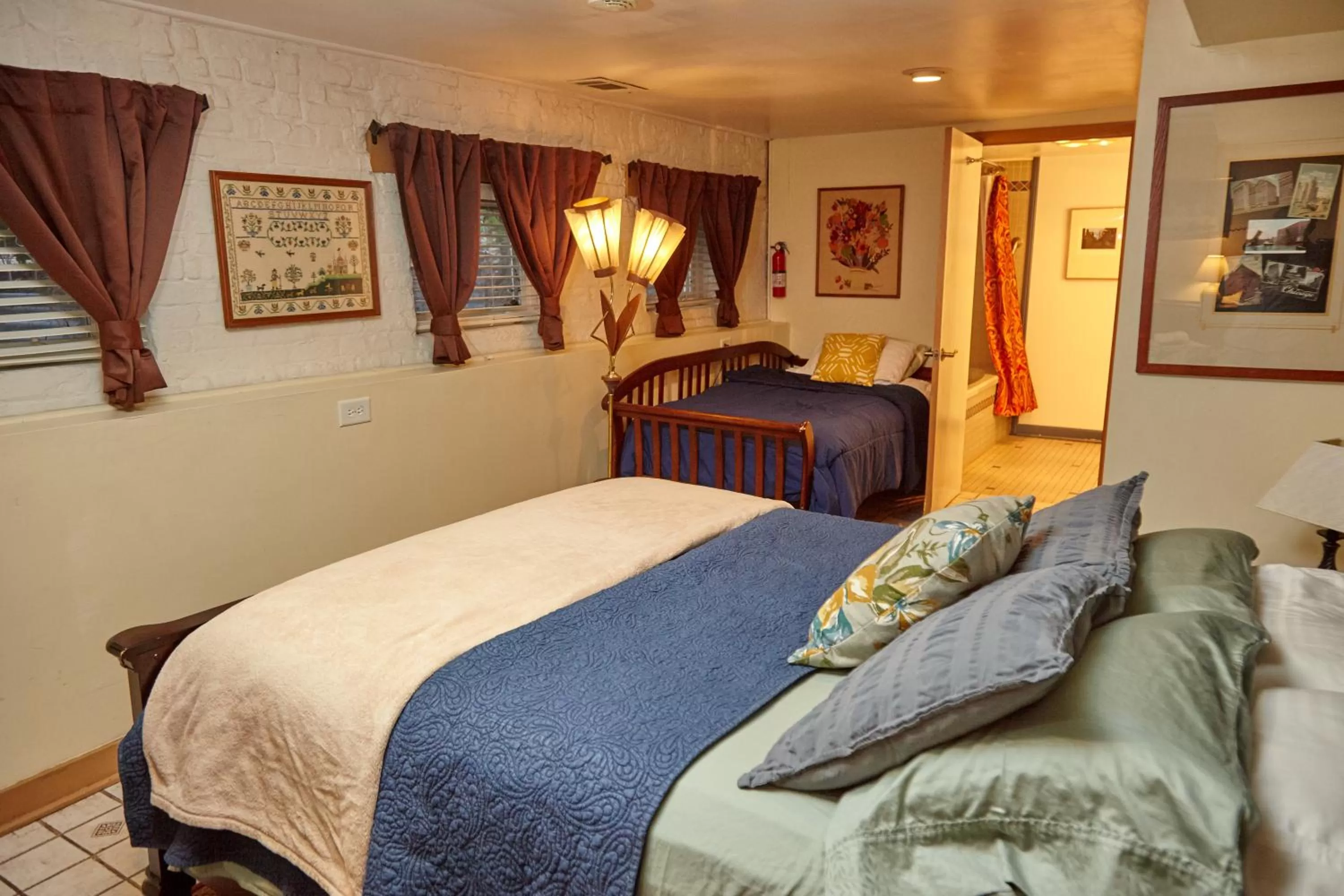 Photo of the whole room, Bed in Ray's Bucktown Bed and Breakfast