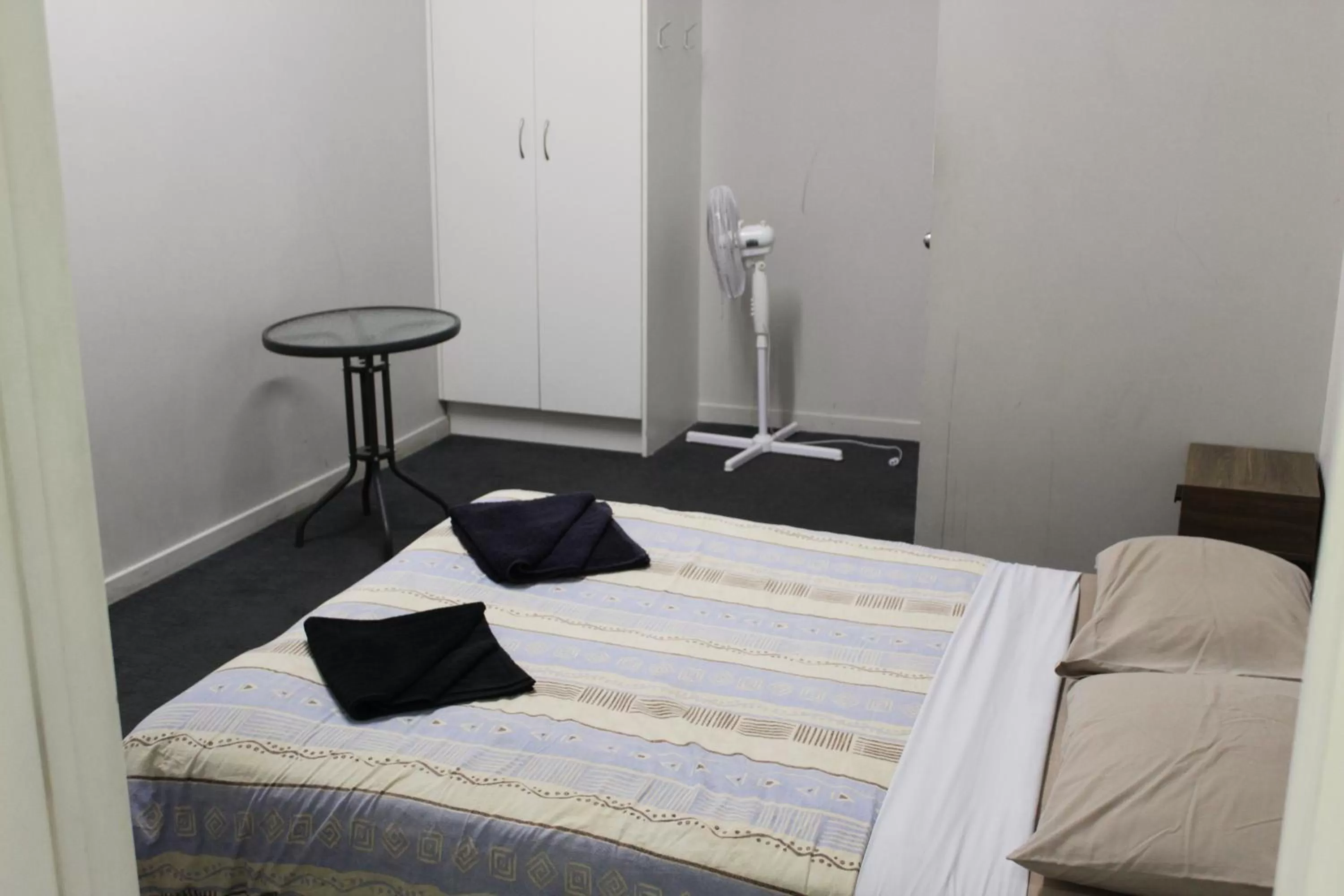 Bed in Surf 'N' Snow Backpackers Across Sky Tower