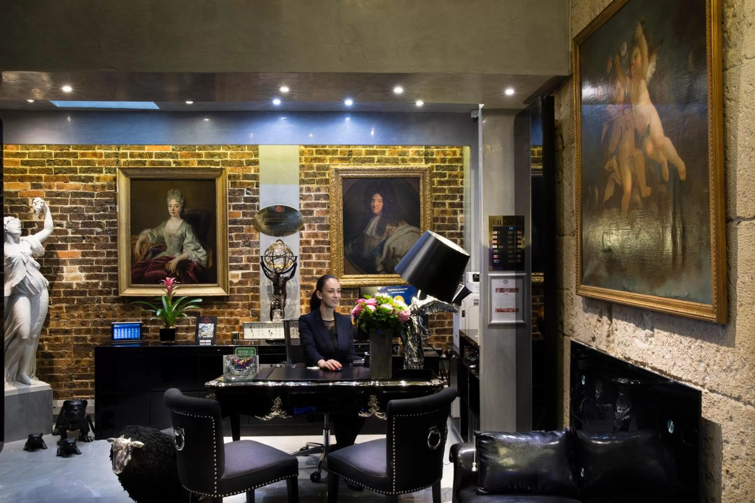 Lobby or reception in Hotel Plaza Elysées