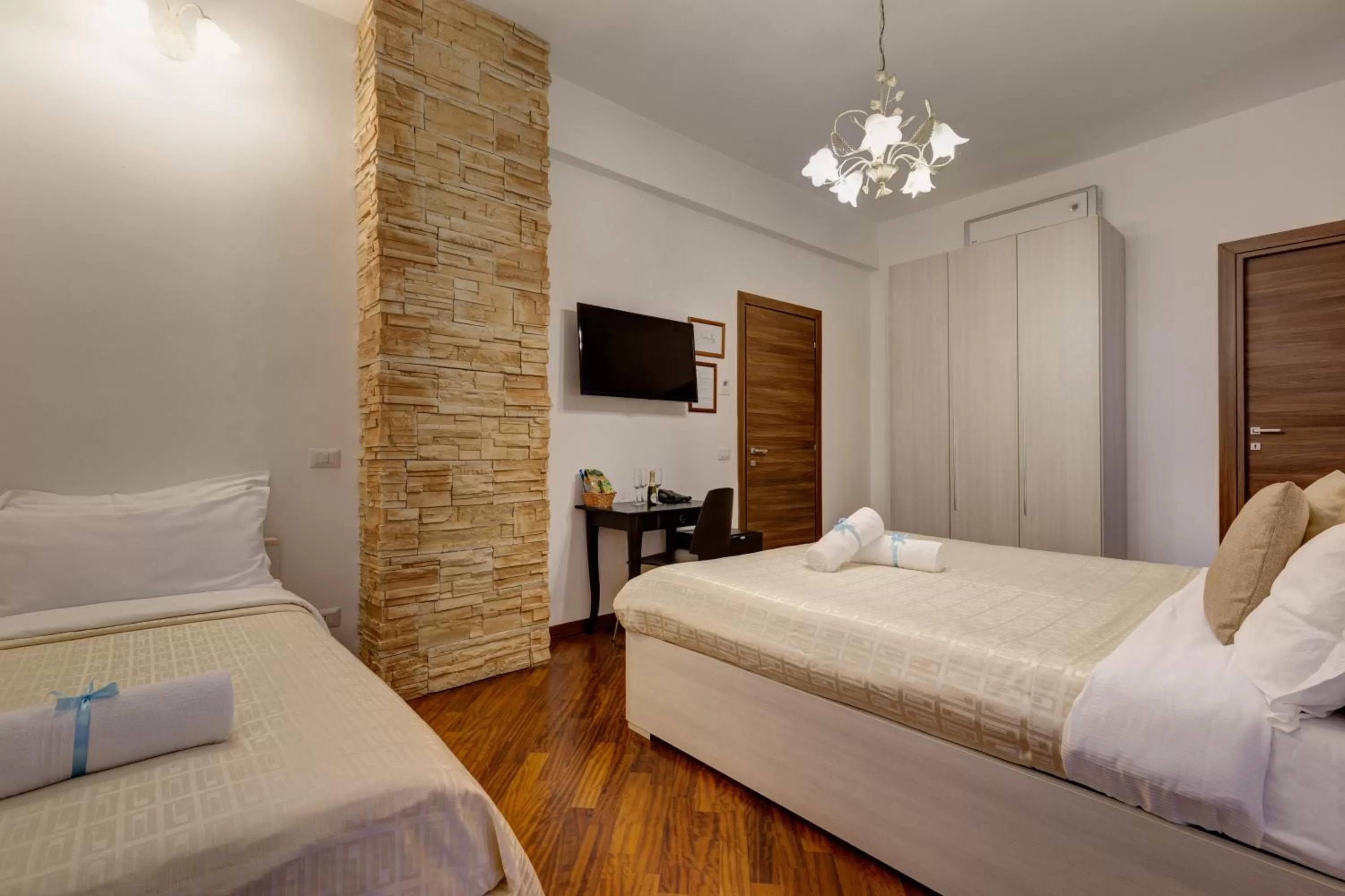 TV and multimedia, Bed in Little Rhome Suites