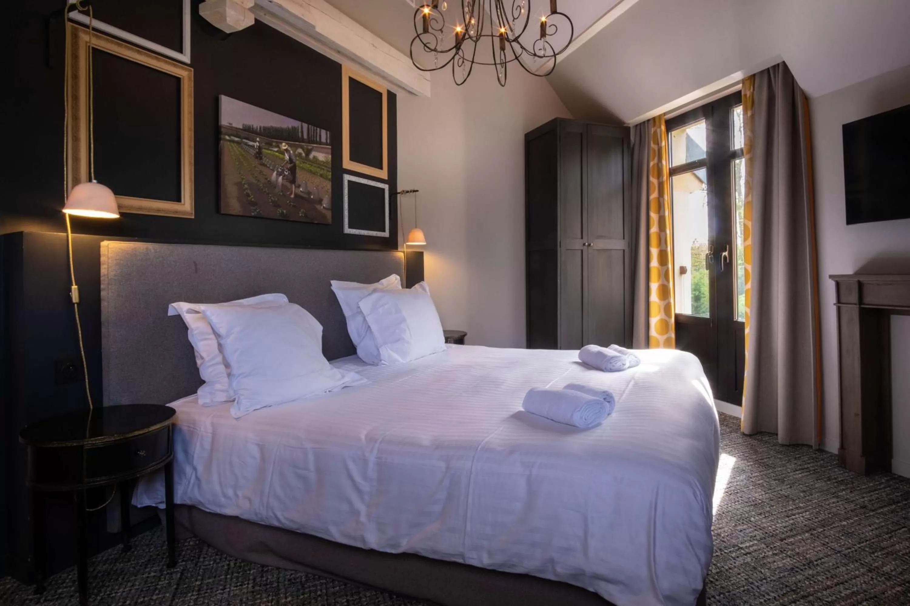 Photo of the whole room, Bed in Les Demeures de Varennes, BW Signature Collection