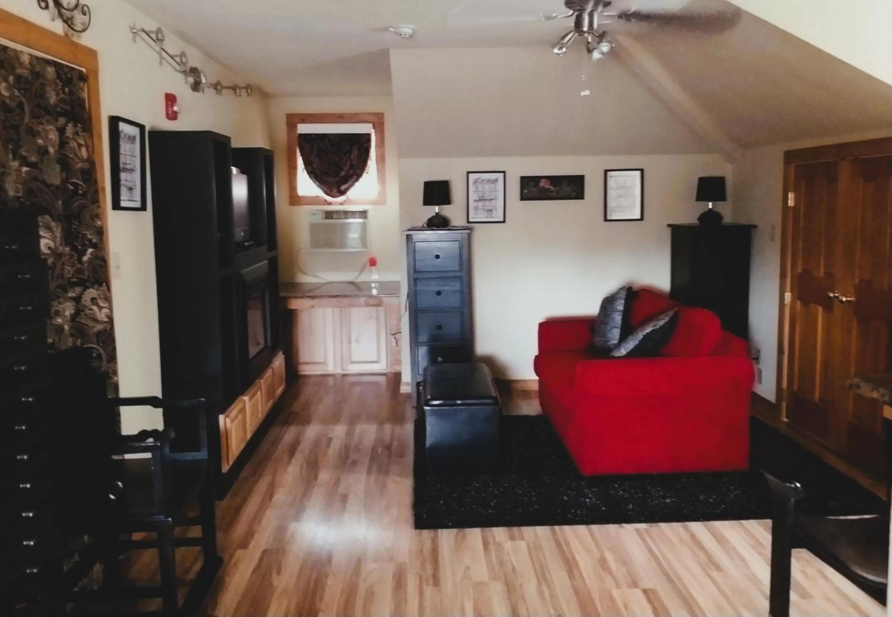 TV and multimedia in All Seasons Inn