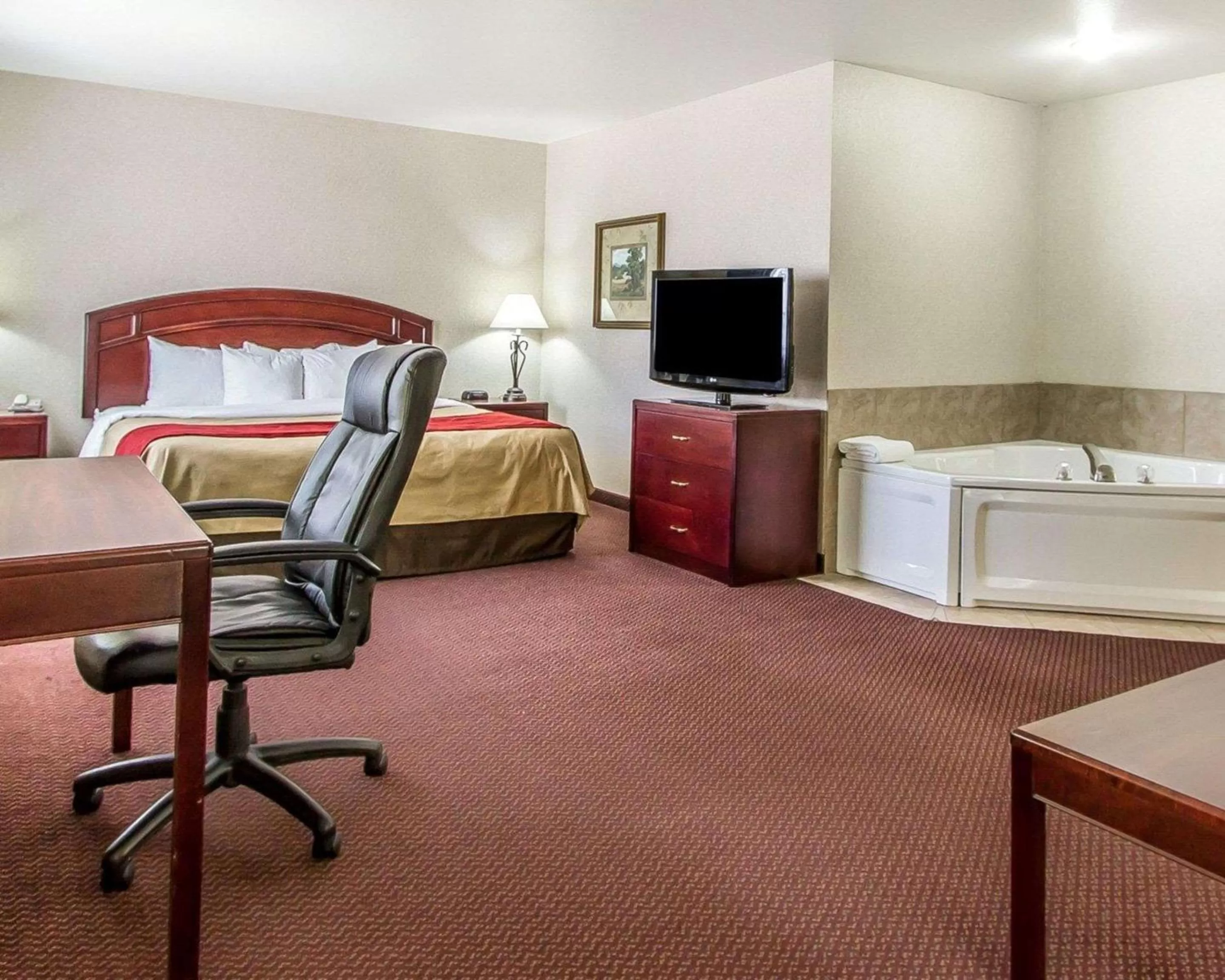 Photo of the whole room, Bed in Quality Inn & Suites Fort Madison near Hwy 61
