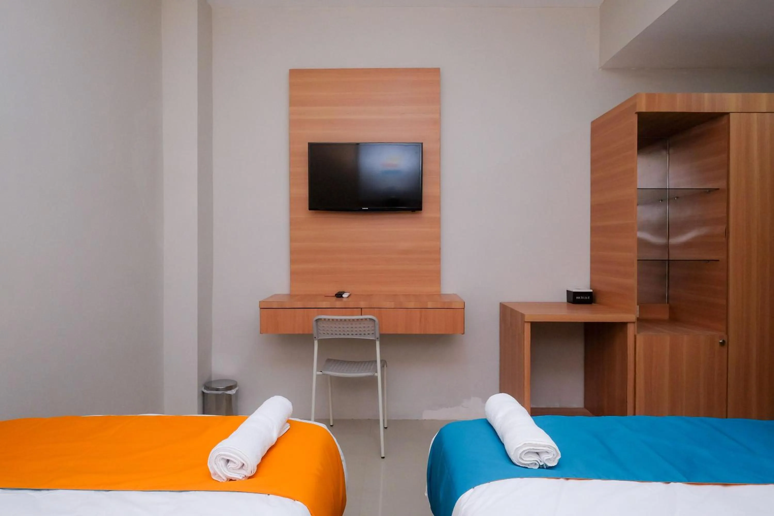 Bedroom in Sans Hotel Tiga Putri Semarang by RedDoorz