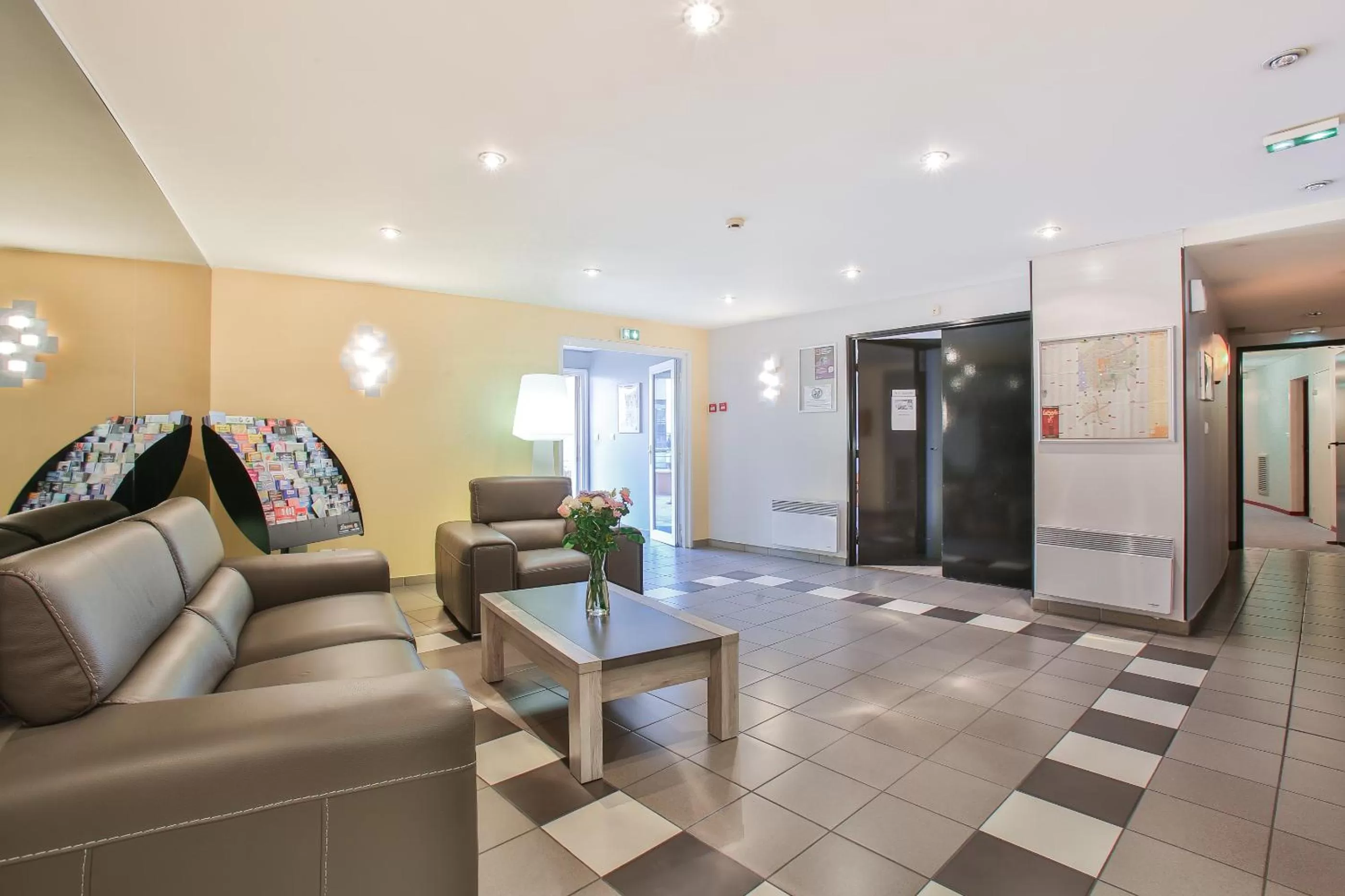 Lobby or reception in Hôtel et Résidence Les Lauréades Clermont-Ferrand Centre Jaude