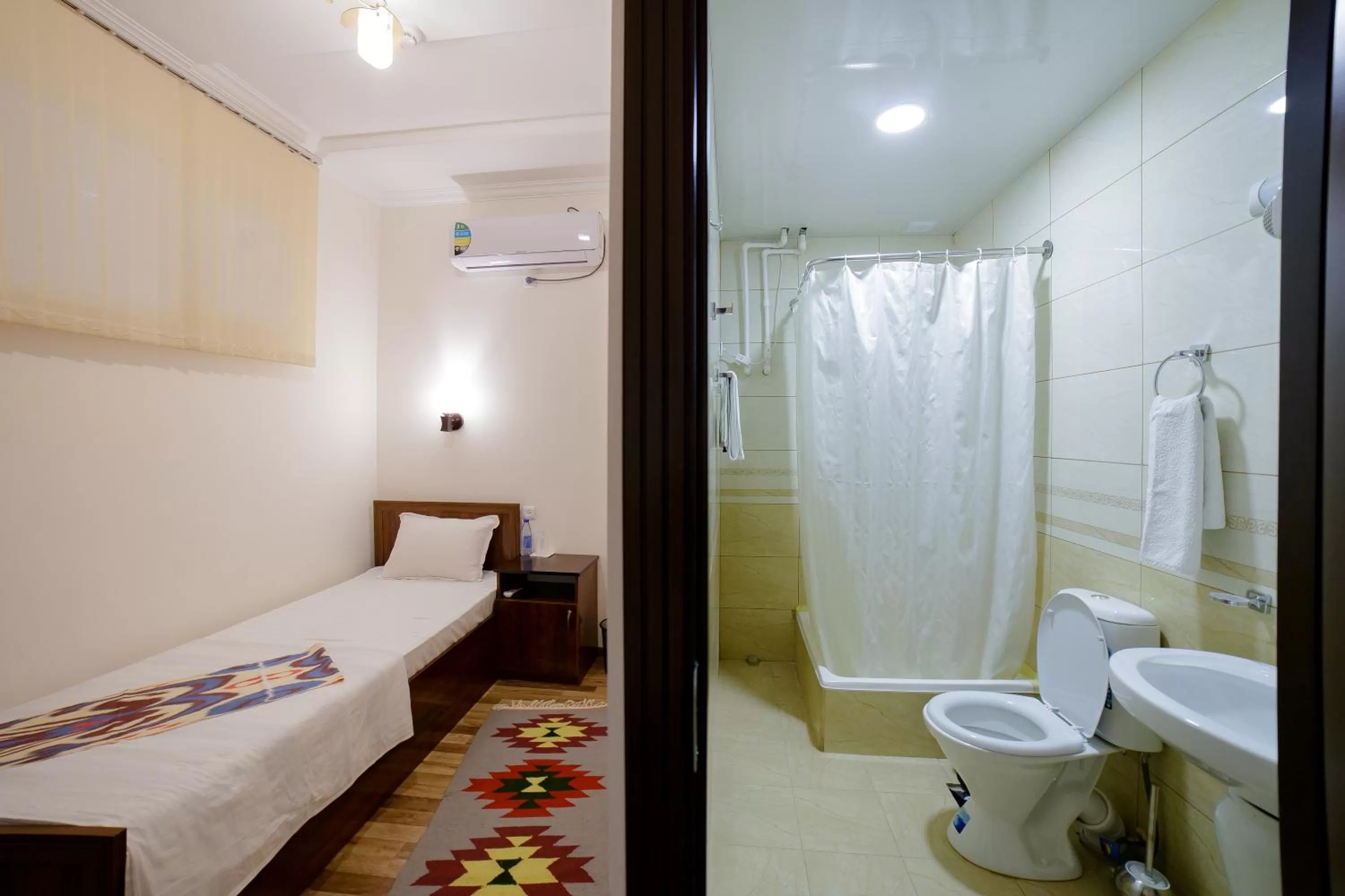 Shower, Bathroom in Caravan Hotel