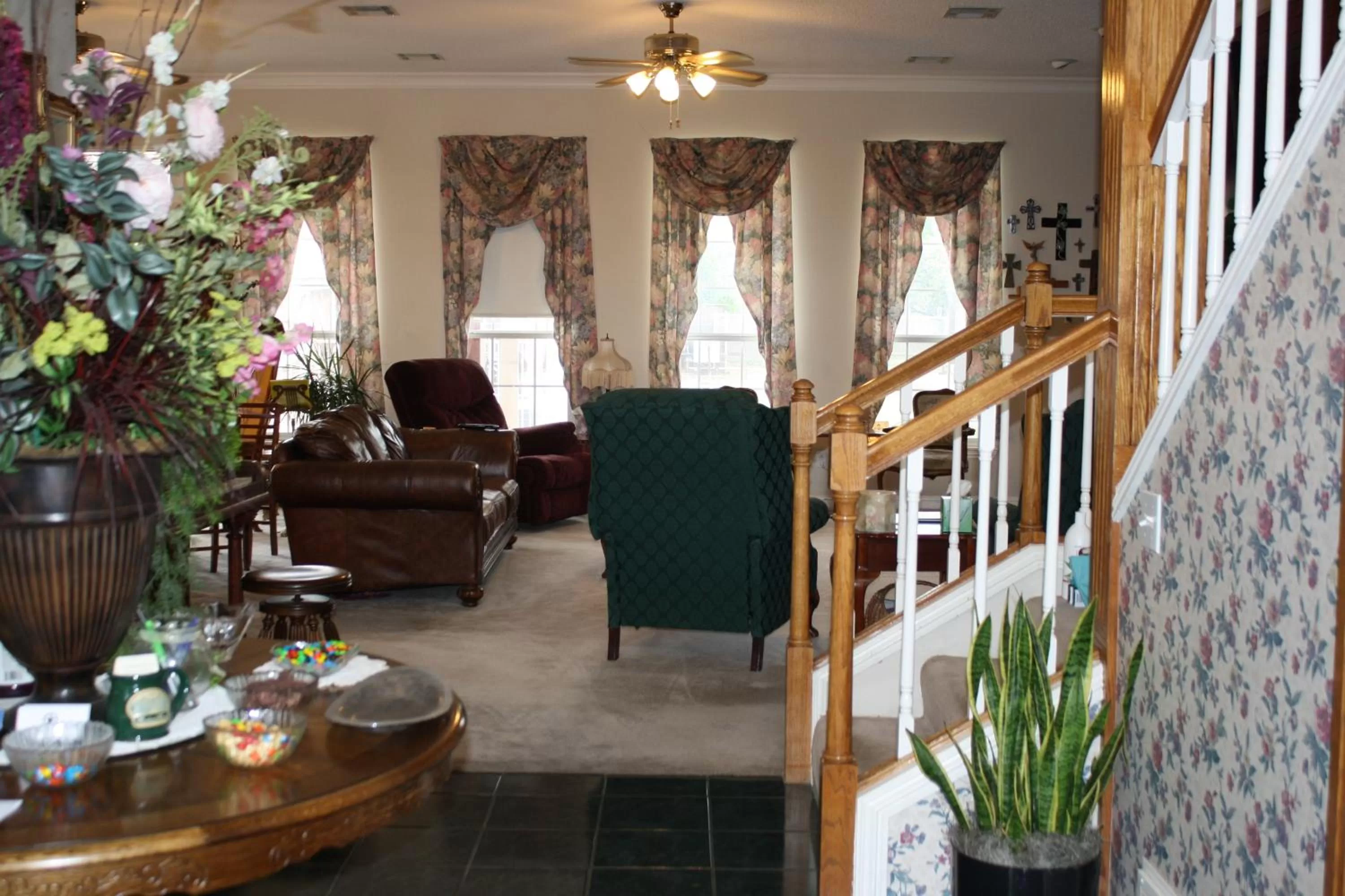 Communal lounge/ TV room in Woodrow House Bed & Breakfast