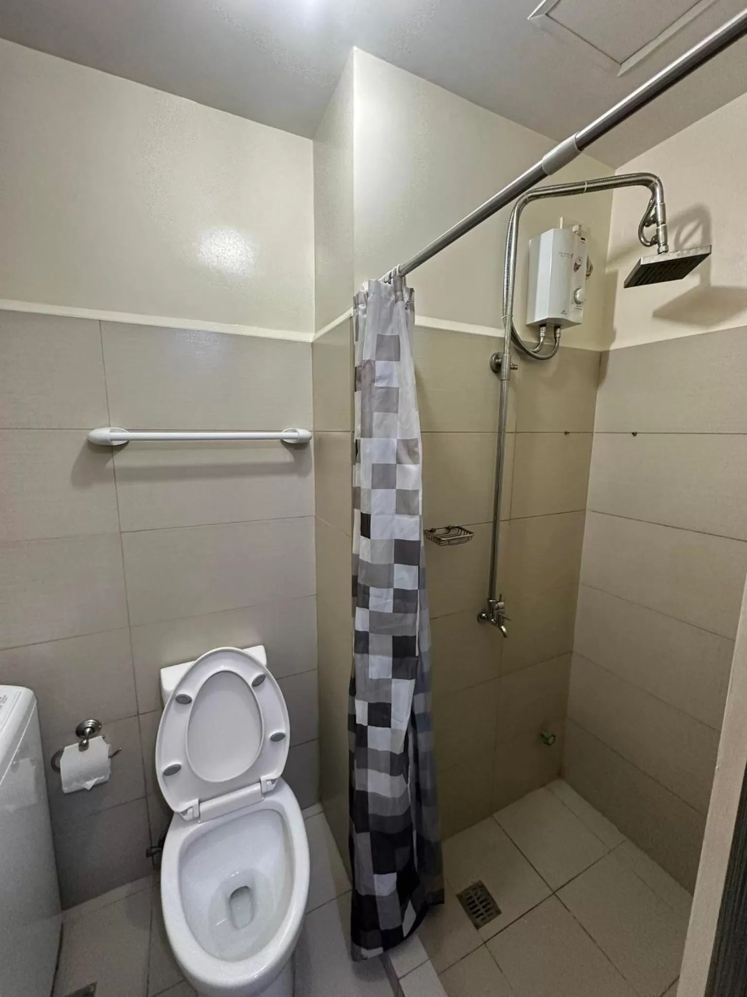 Toilet in Green Residences Stays by PBYY