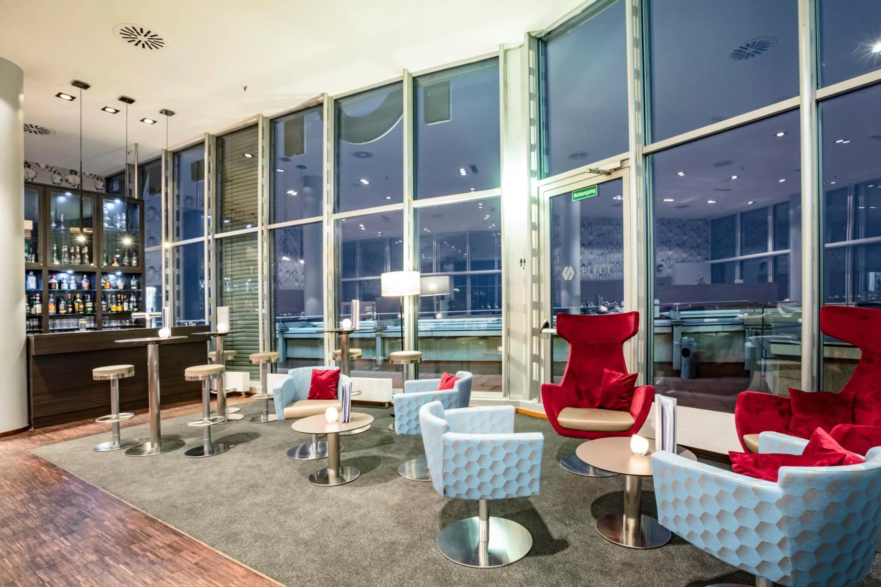 Lounge or bar in Garner Hotel Berlin - Spandau by IHG