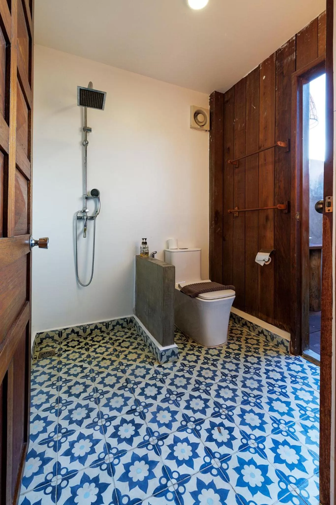 Toilet in Dontrei Villa Angkor