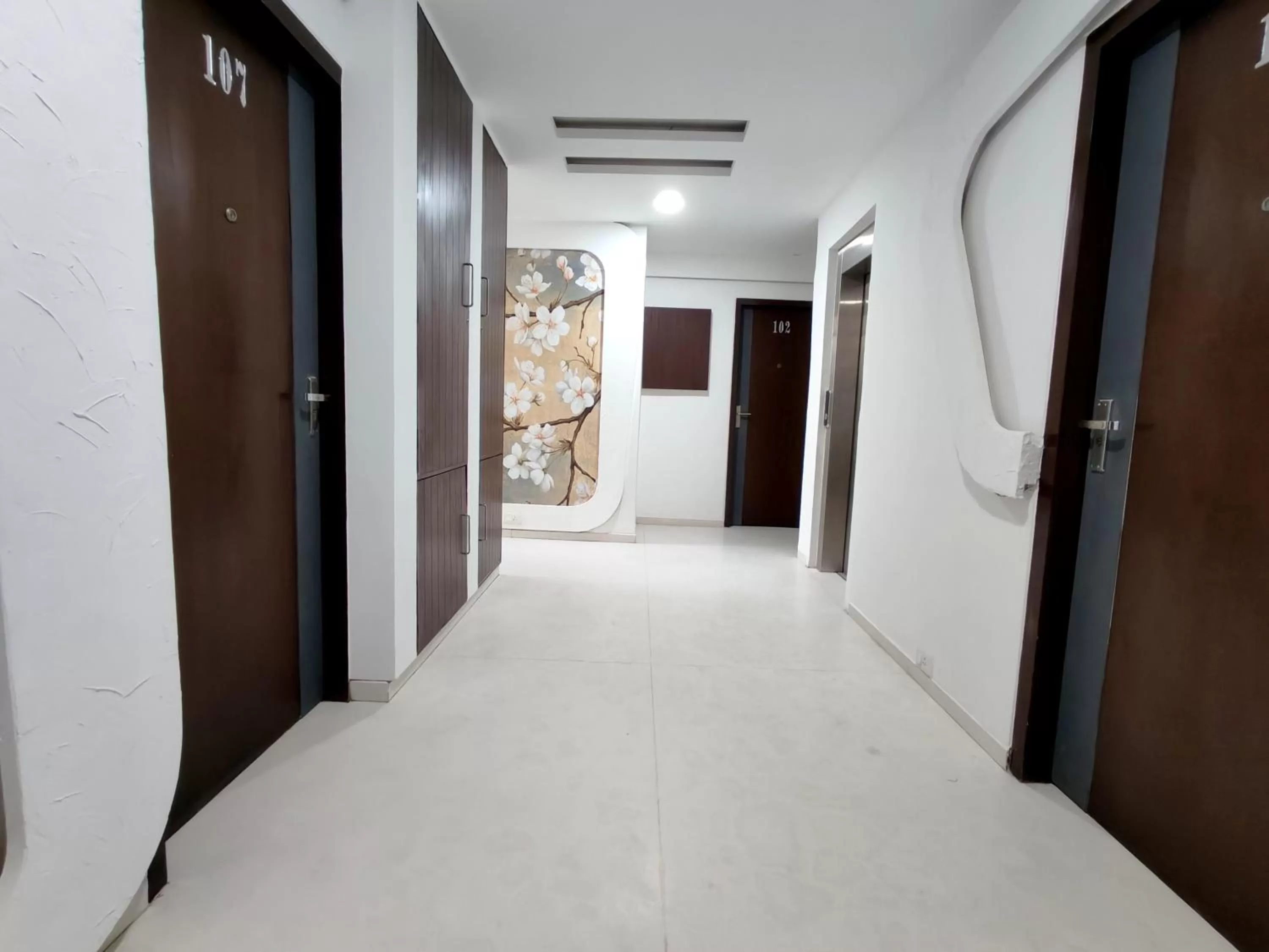 Facade/entrance in The Sky Imperial Hotel Yahvi