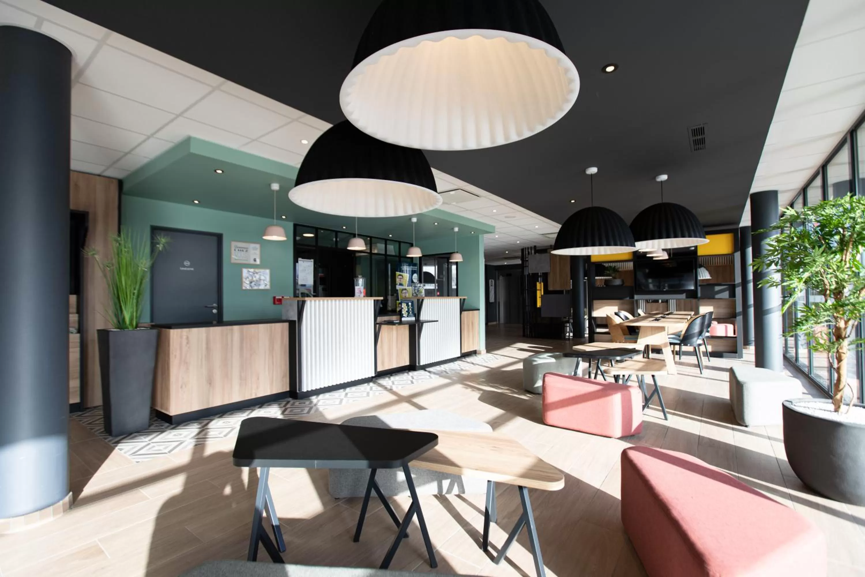 Communal lounge/ TV room in B&B HOTEL Compiègne