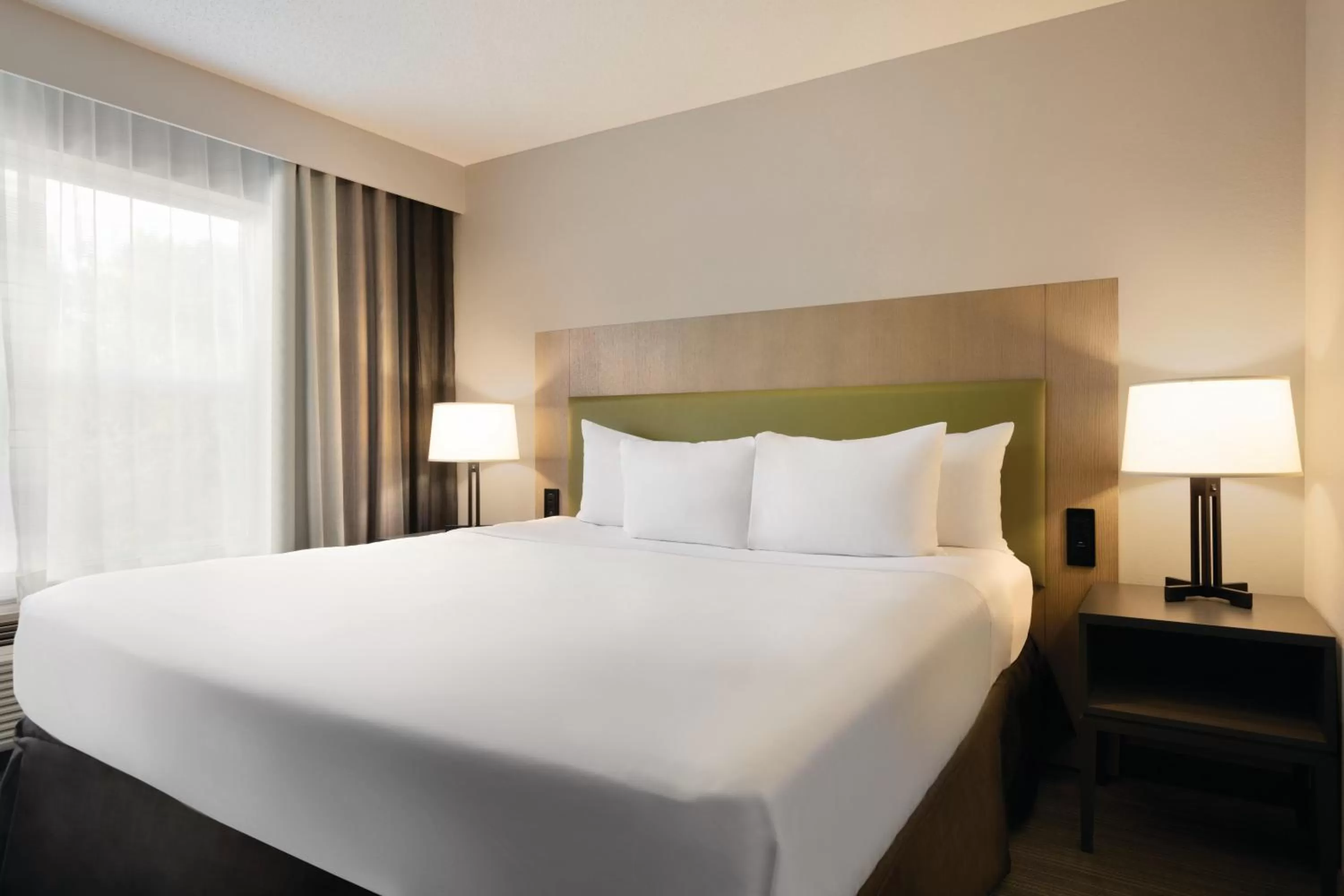 Bed in Country Inn & Suites by Radisson, Brooklyn Park - Brooklyn Center, MN