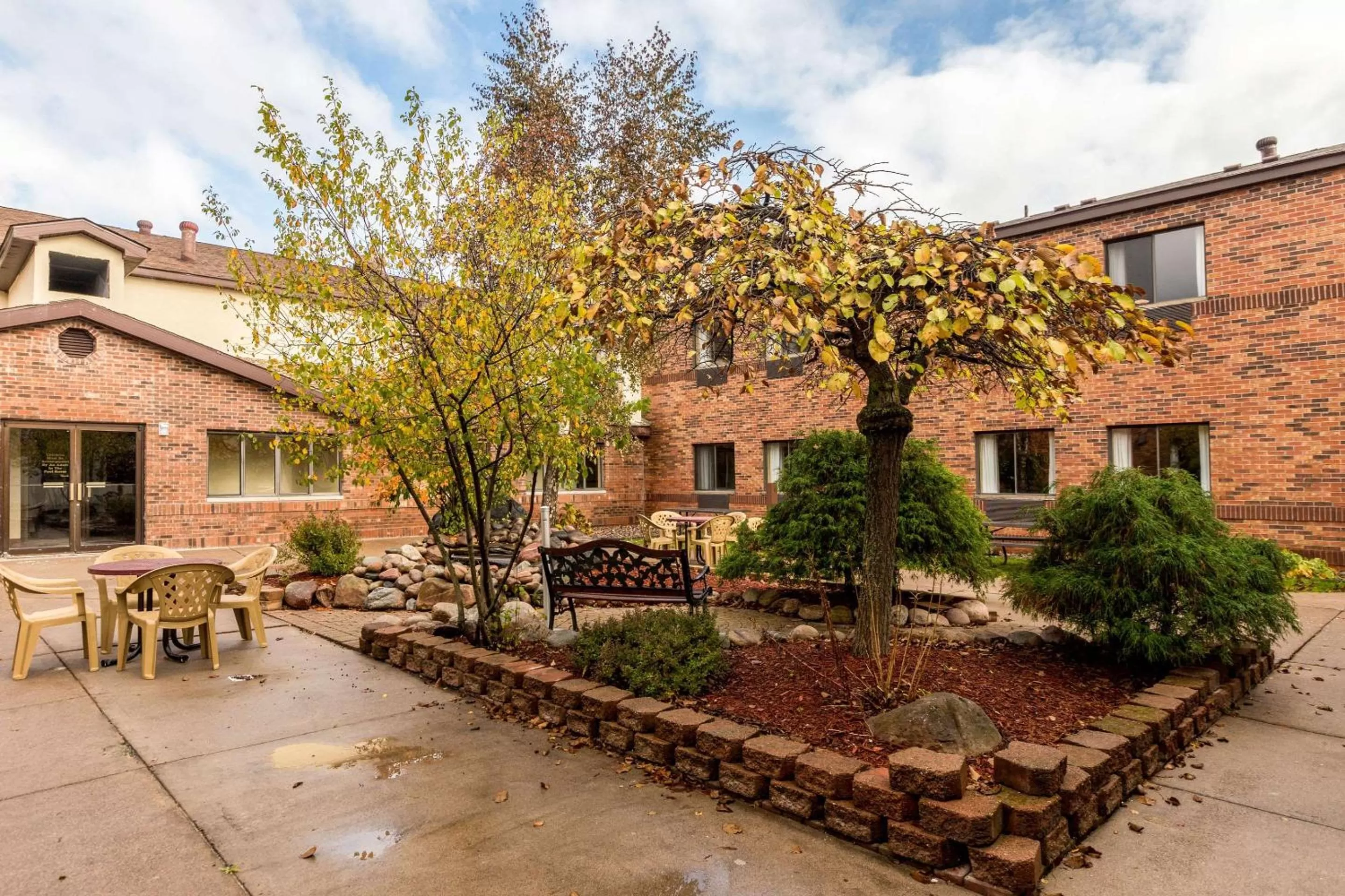 Swimming pool in Comfort Inn