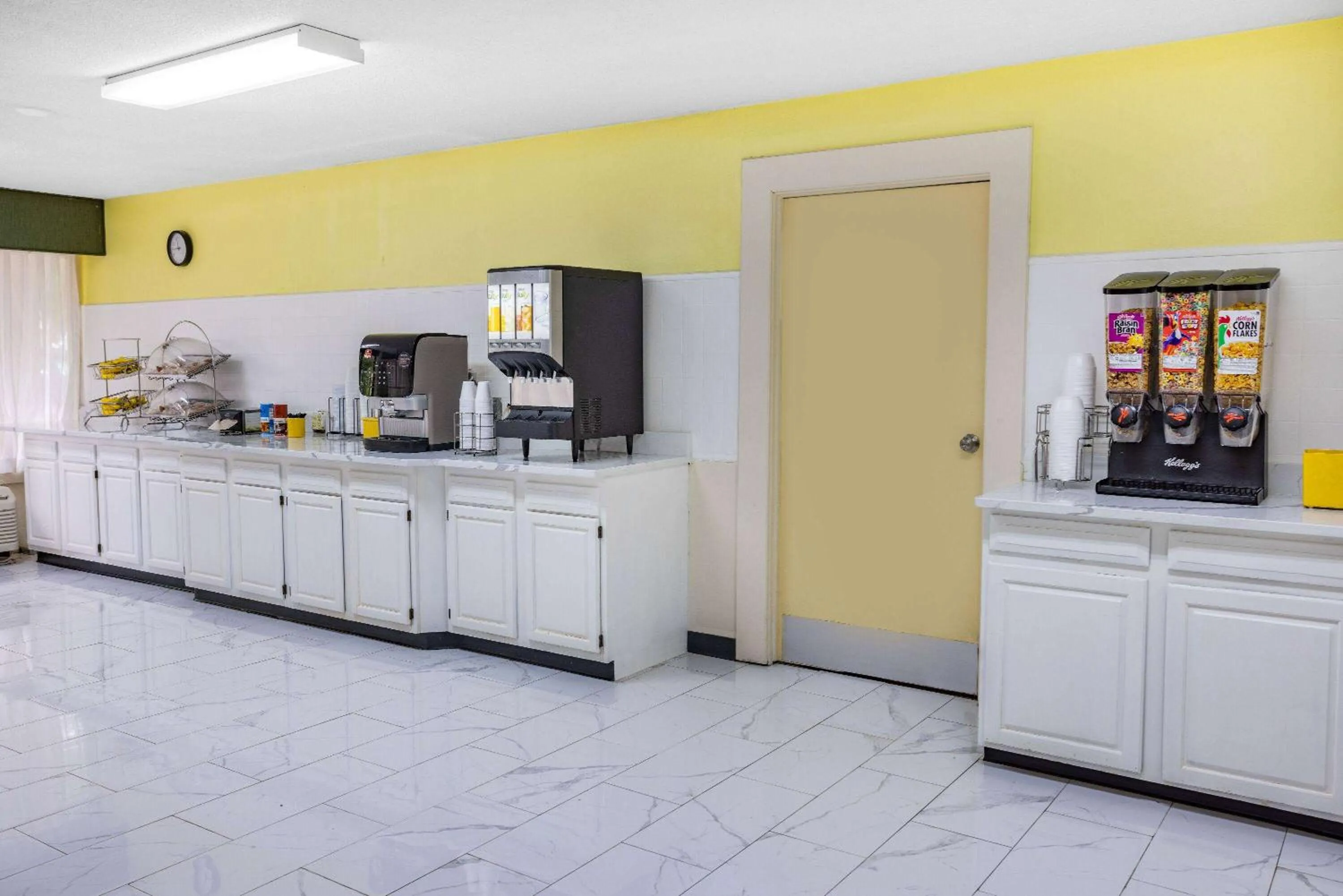 Breakfast in Days Inn & Suites by Wyndham Colonial