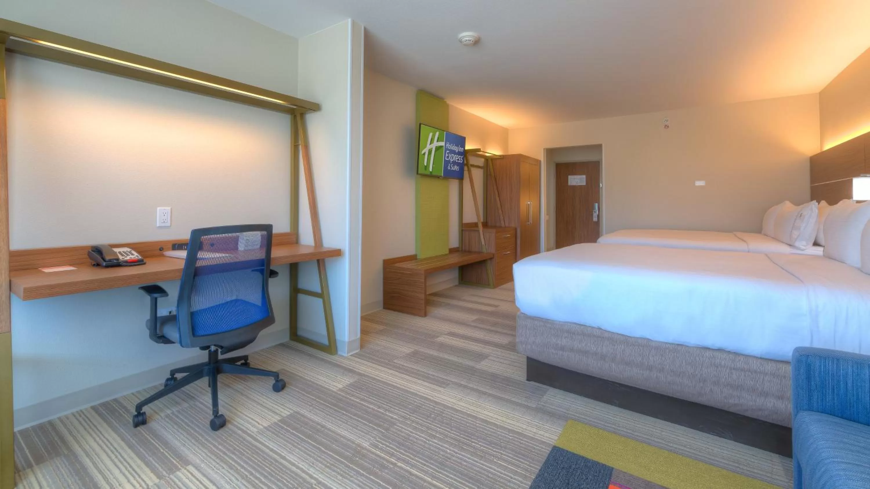 Photo of the whole room, Bed in Holiday Inn Express & Suites Tulsa Midtown by IHG