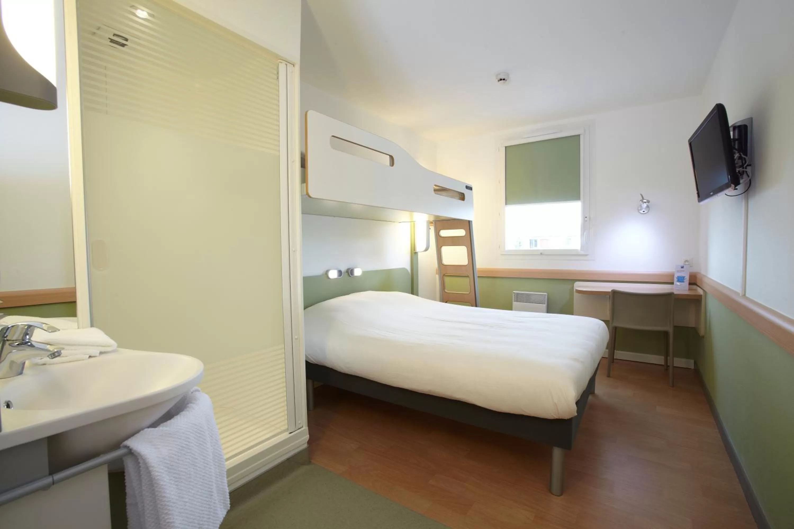 Photo of the whole room, Bed in ibis budget Pontarlier