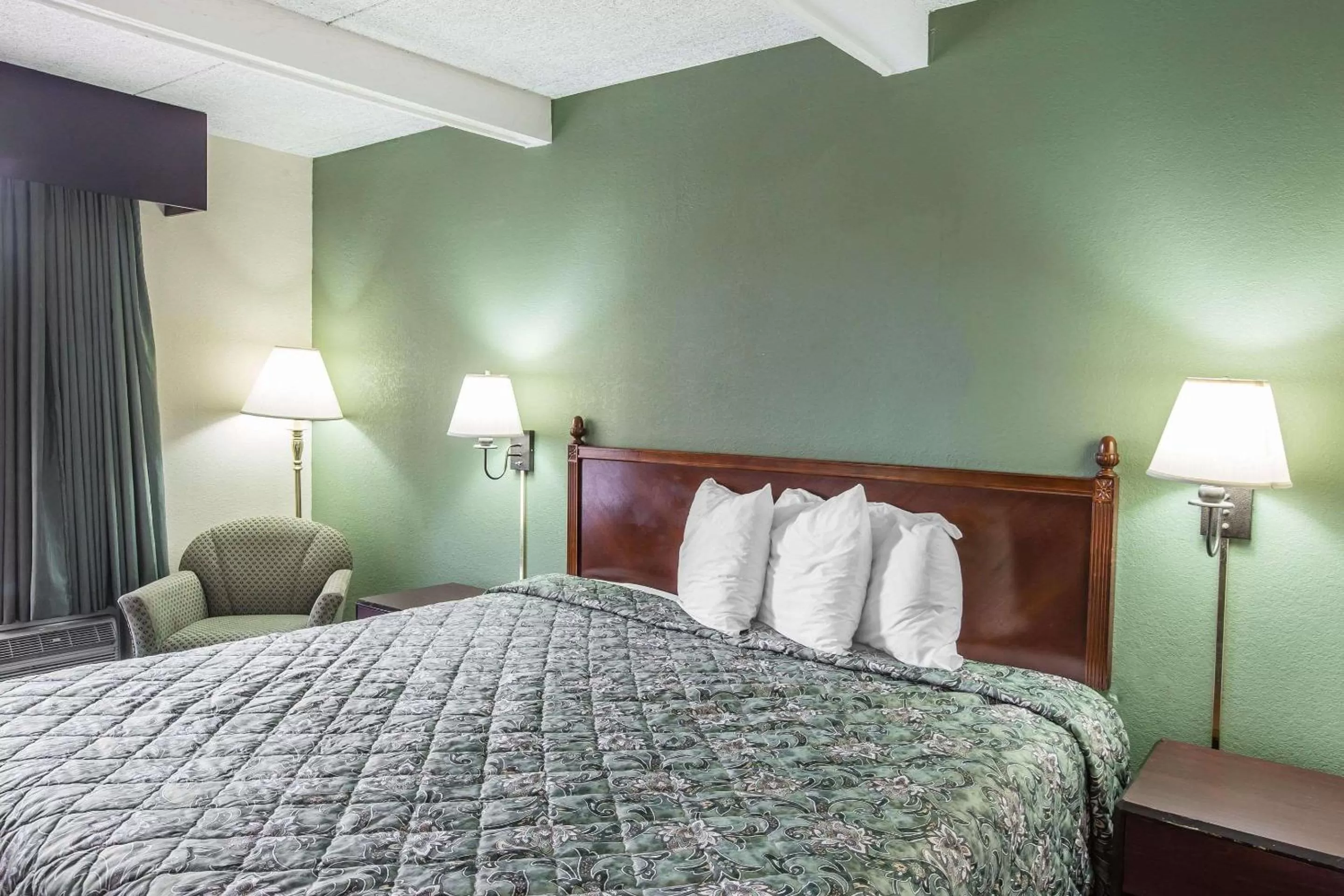 Photo of the whole room, Bed in Rodeway Inn