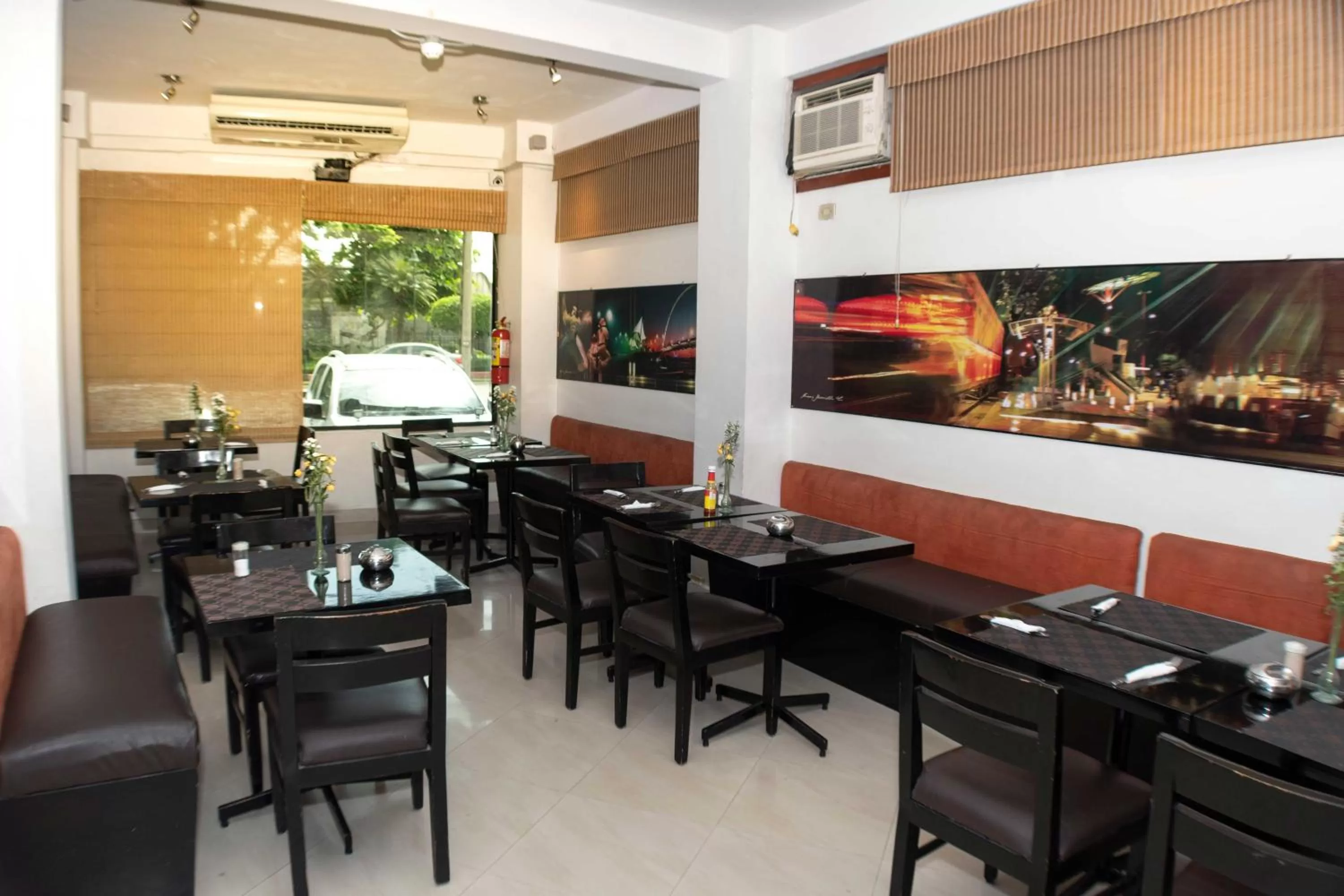 Restaurant/places to eat in Hotel Castell - Cerca Del Aeropuerto