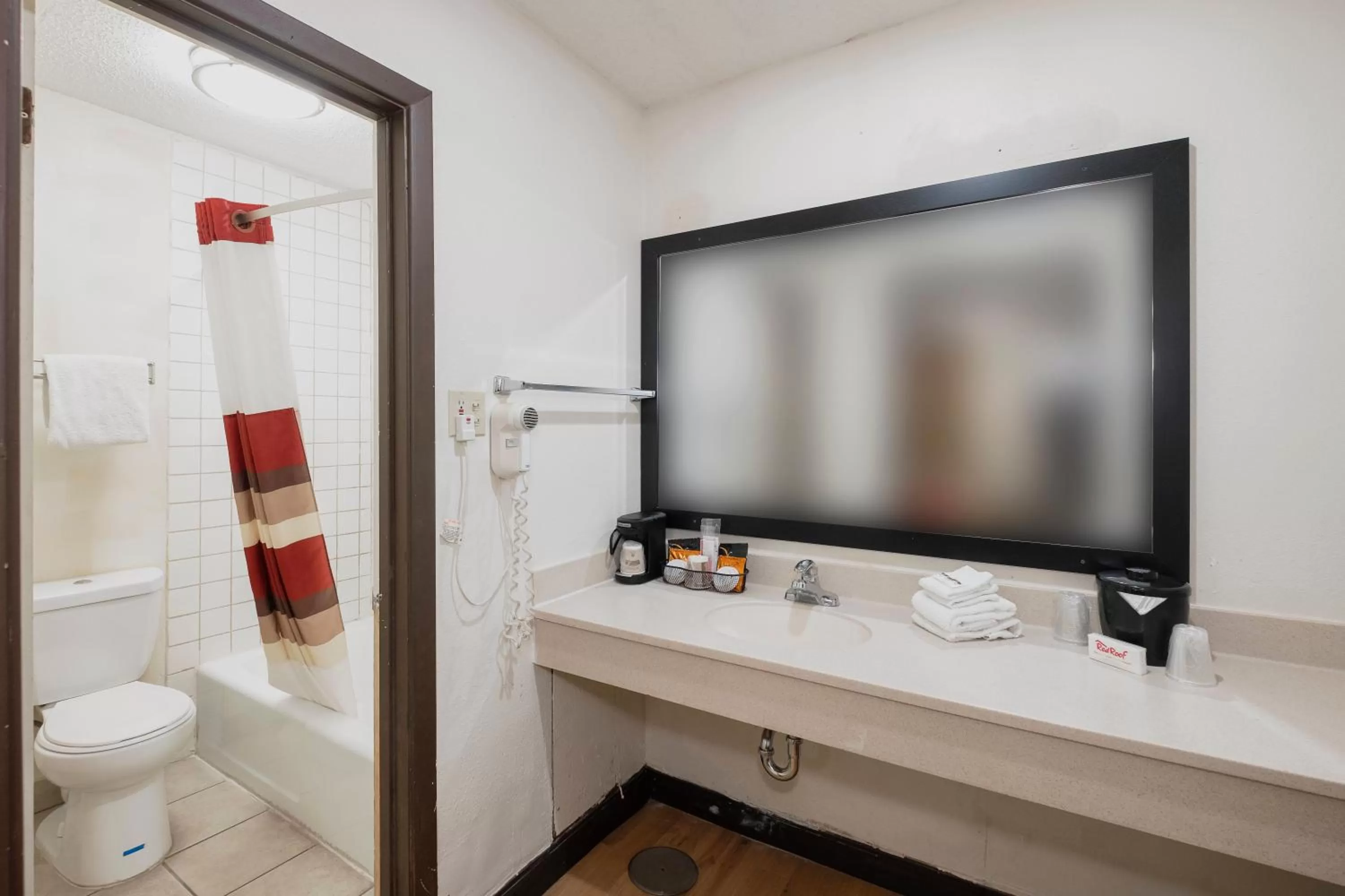 Bathroom in Red Roof Inn Morgan City