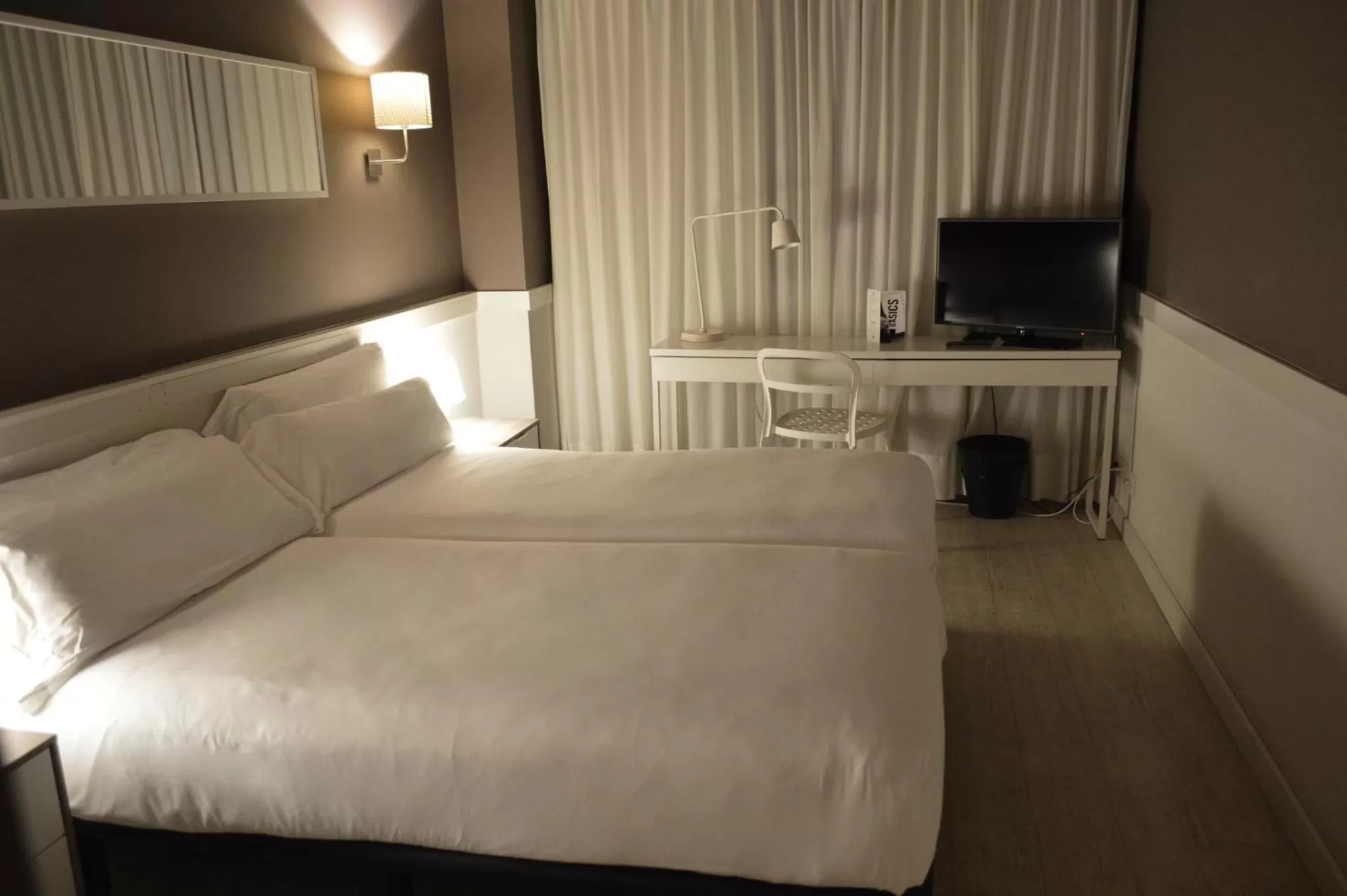 Bedroom, Bed in Paral·lel