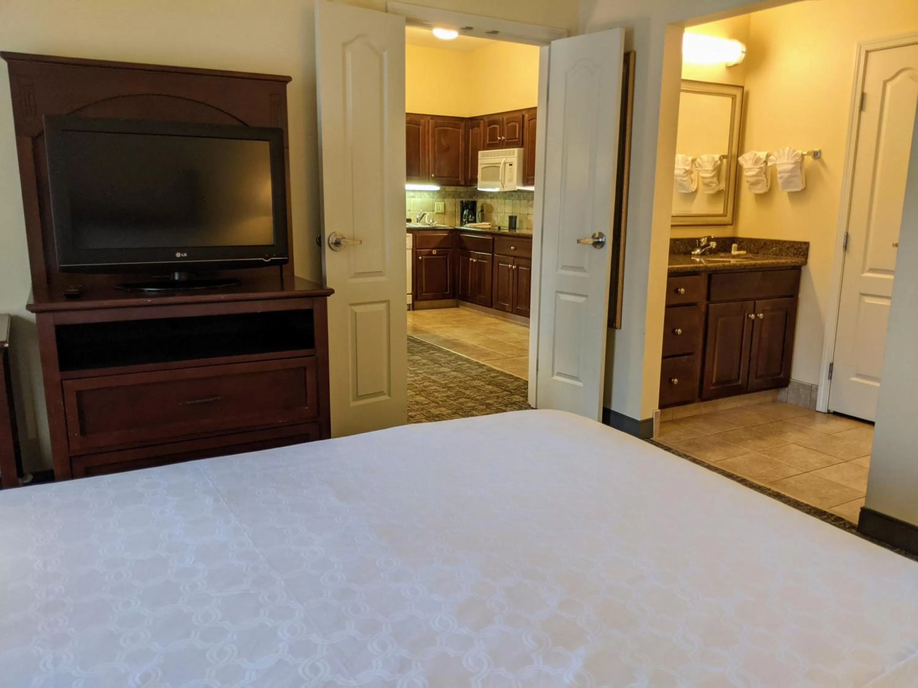 Photo of the whole room, Bed in Staybridge Suites Indianapolis-Carmel by IHG
