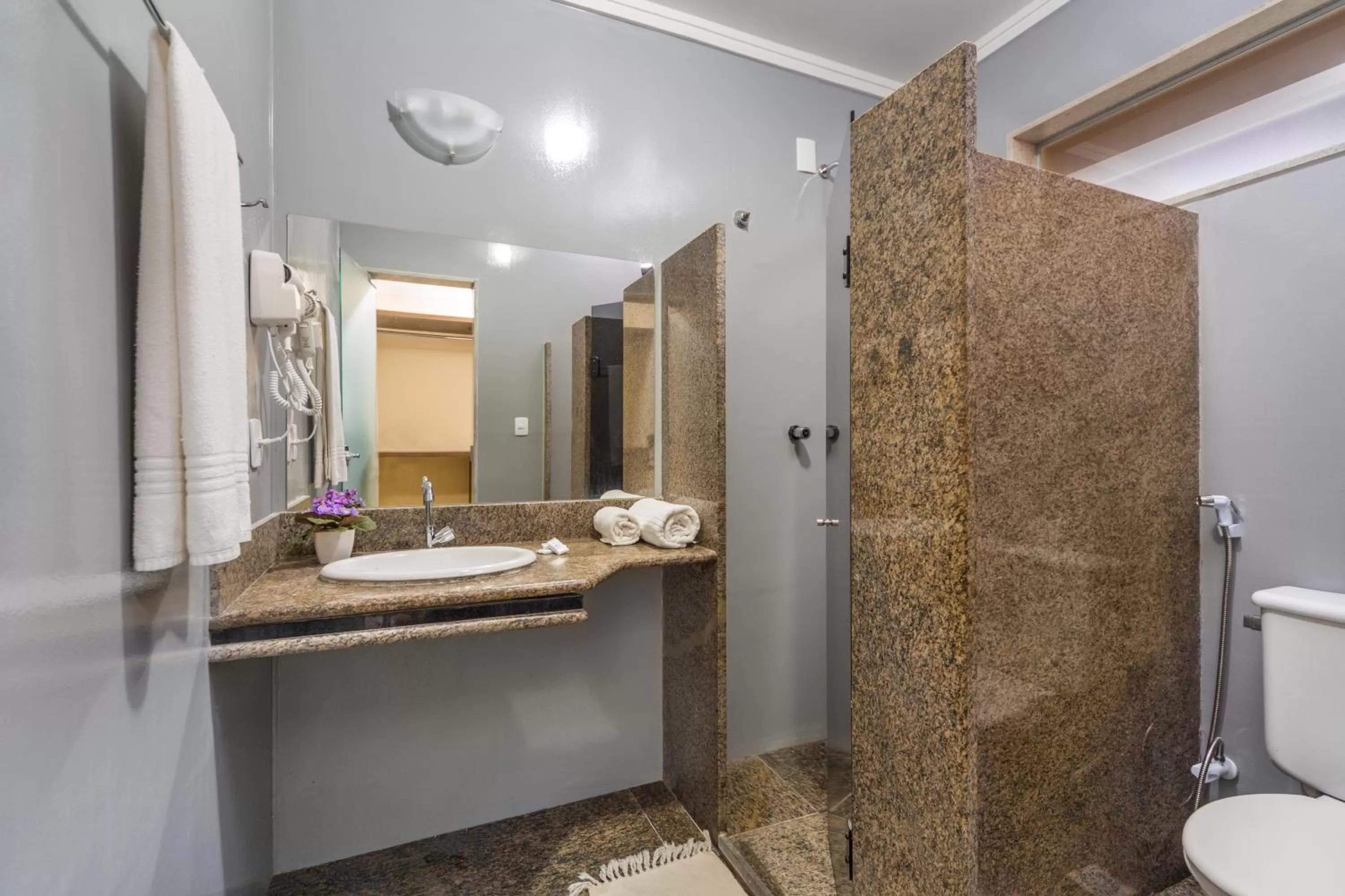 Shower in Floral Inn Family