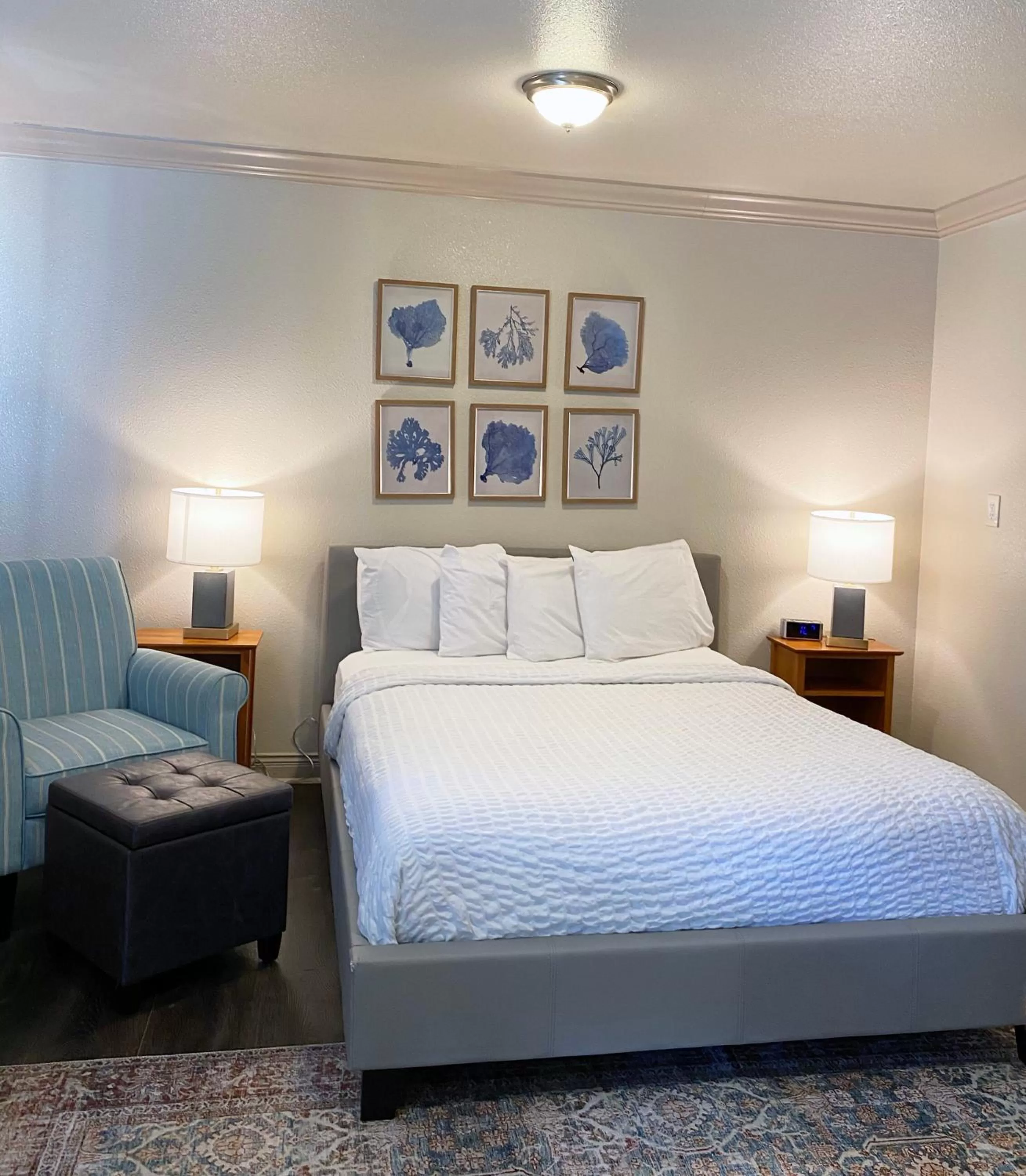 Bed in Coachman Inn Oak Harbor