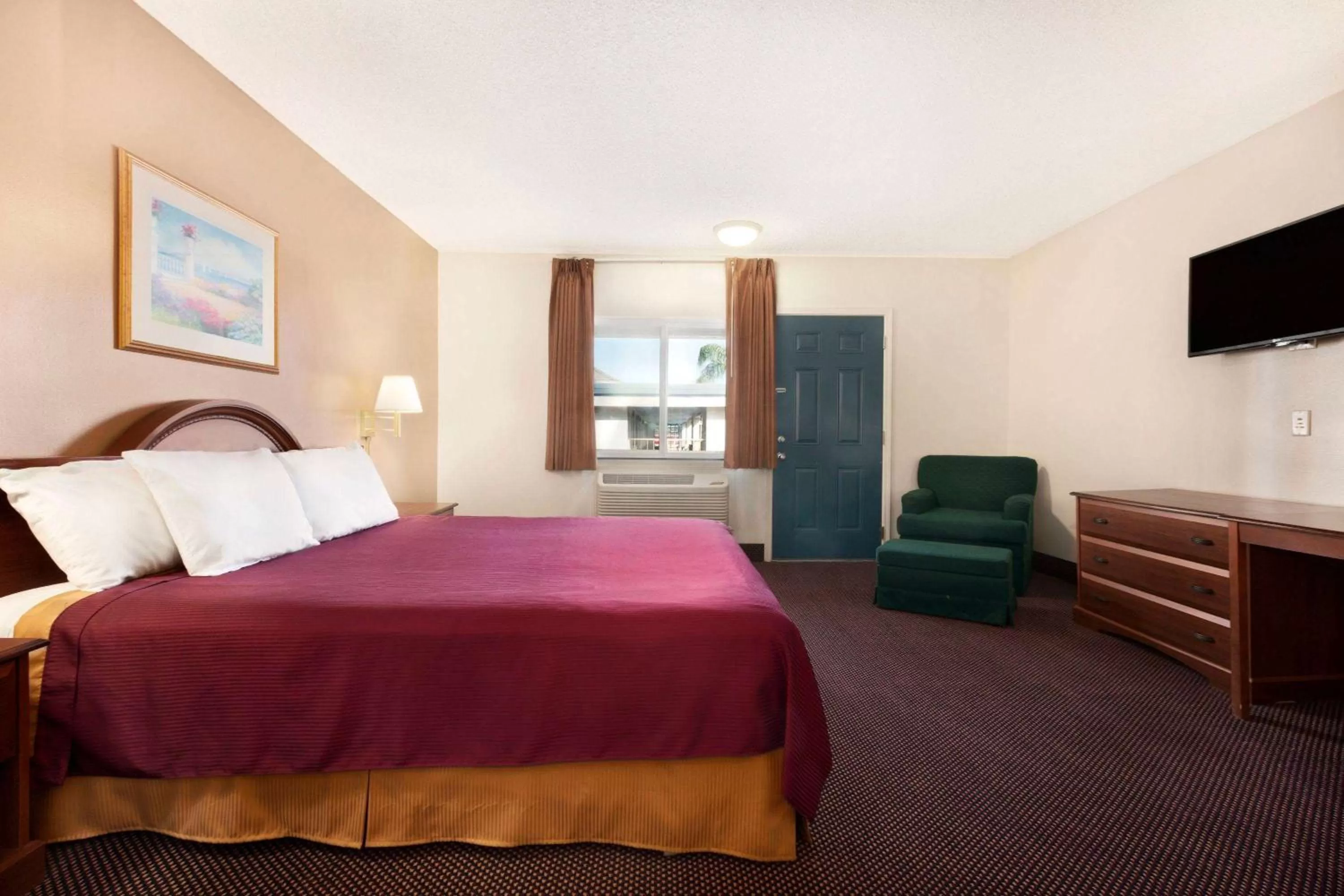 Photo of the whole room, Bed in Travelodge by Wyndham Bakersfield