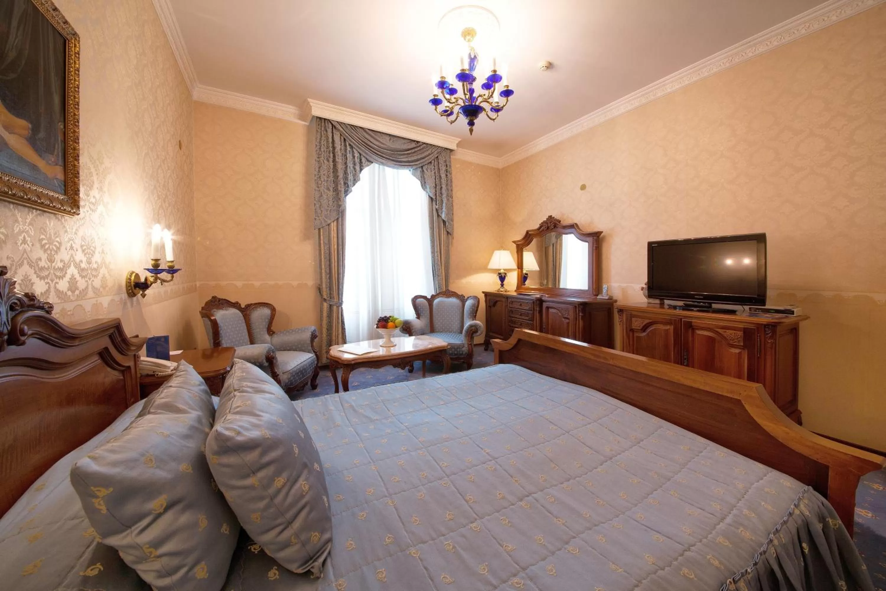 Photo of the whole room, Bed in Grand Hotel London
