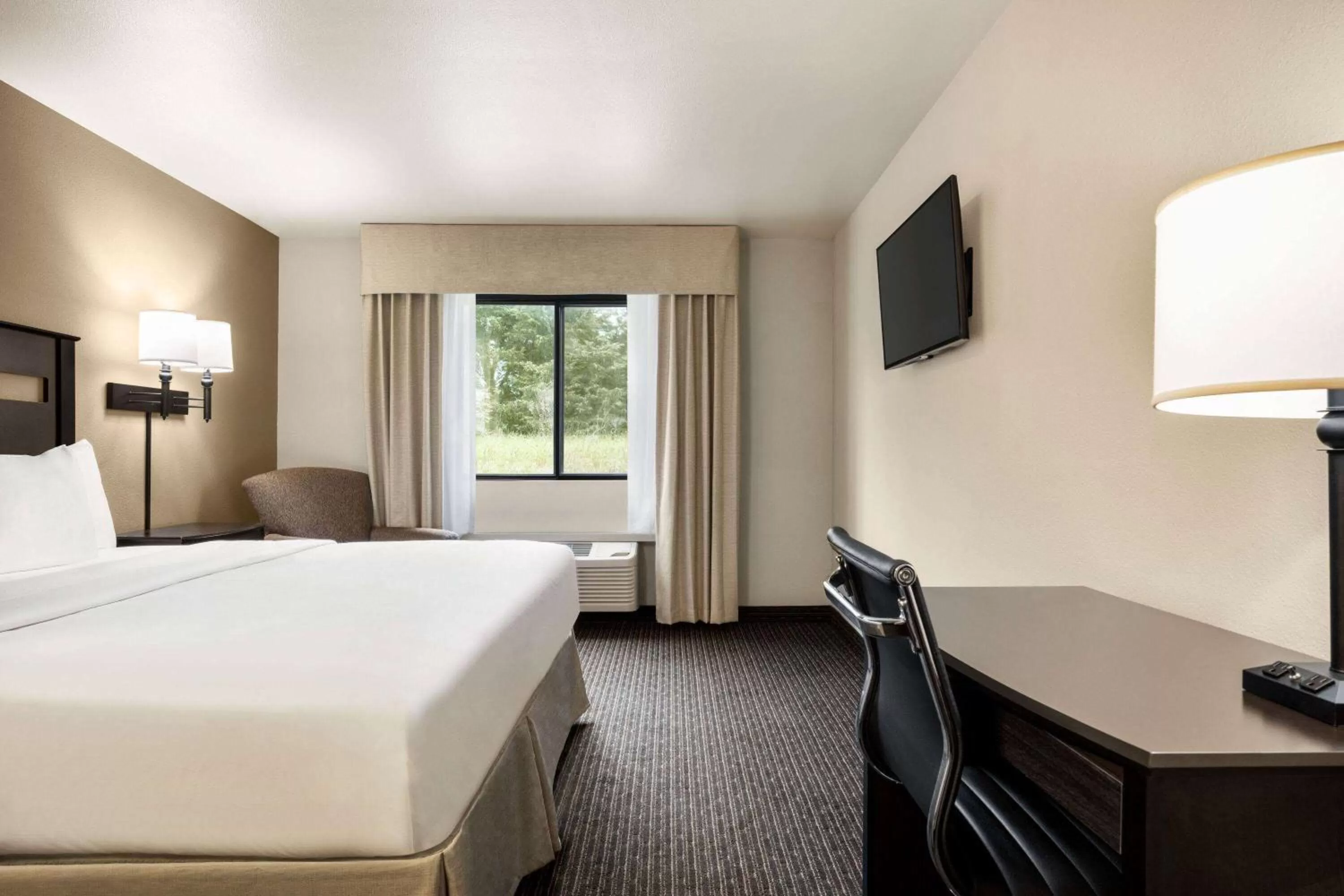 Photo of the whole room, Bed in Baymont by Wyndham Hearne