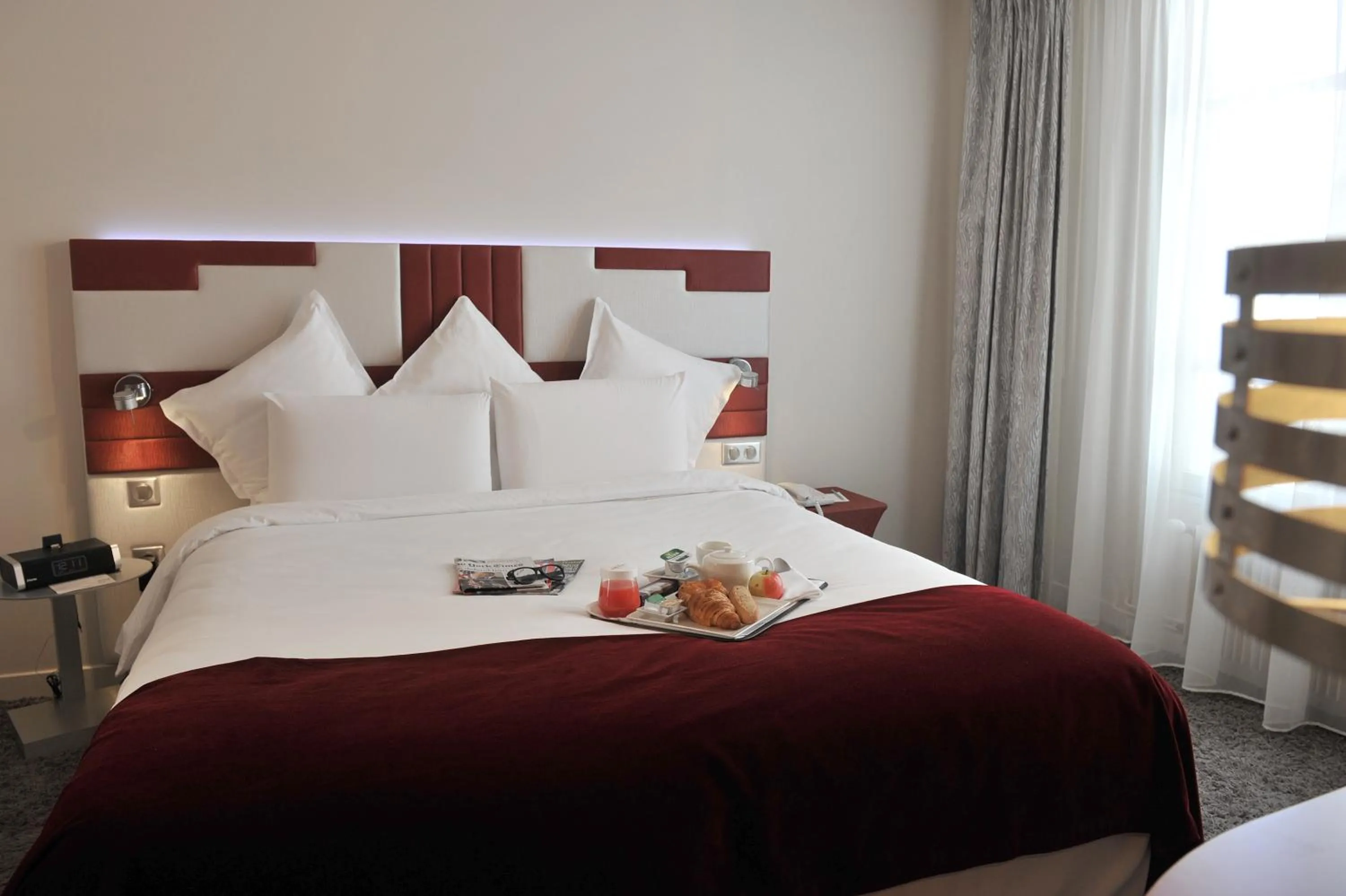 Bed in Mercure Paris Opéra Faubourg Montmartre