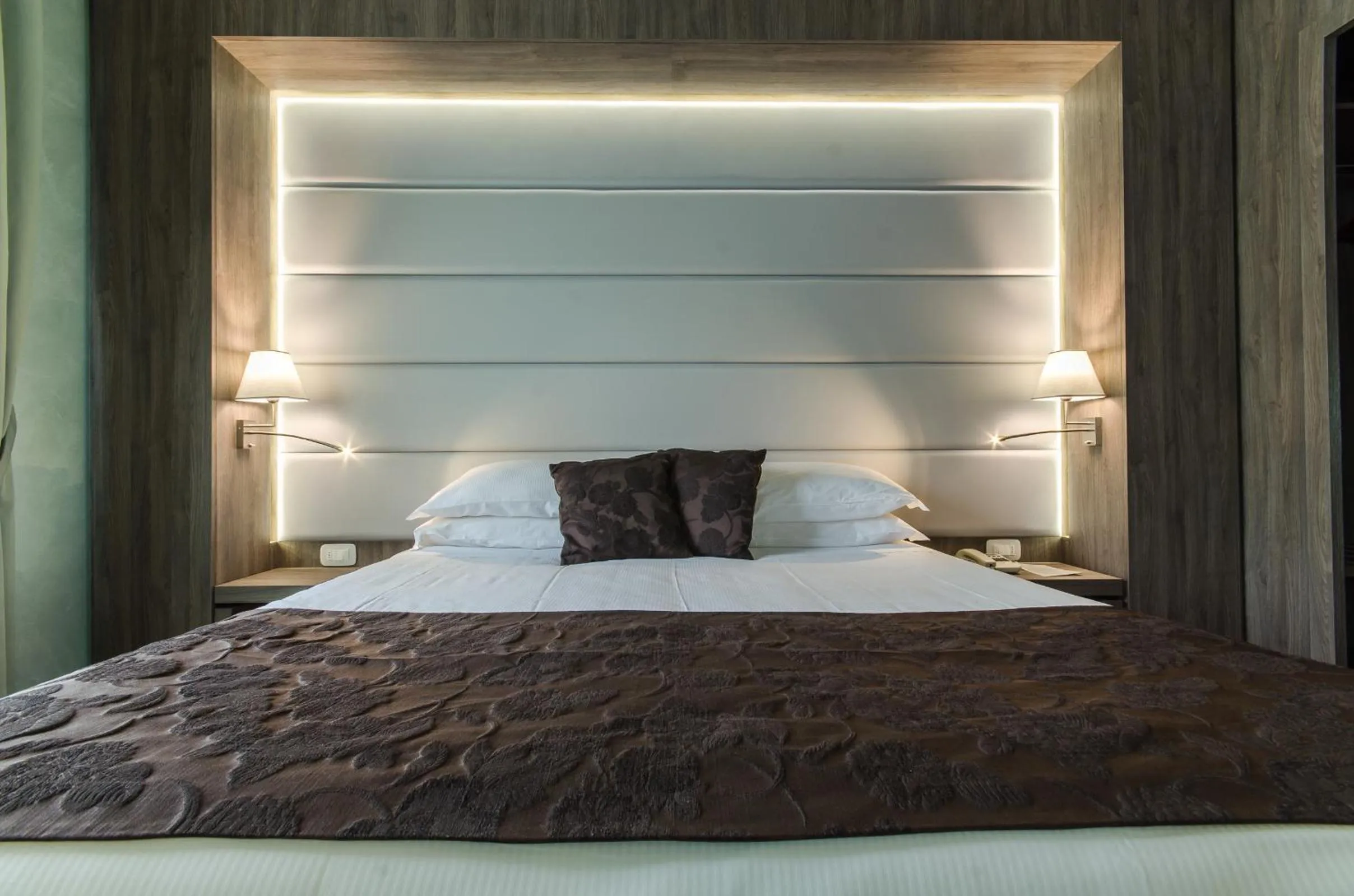 Photo of the whole room, Bed in Hotel Santacroce Meeting