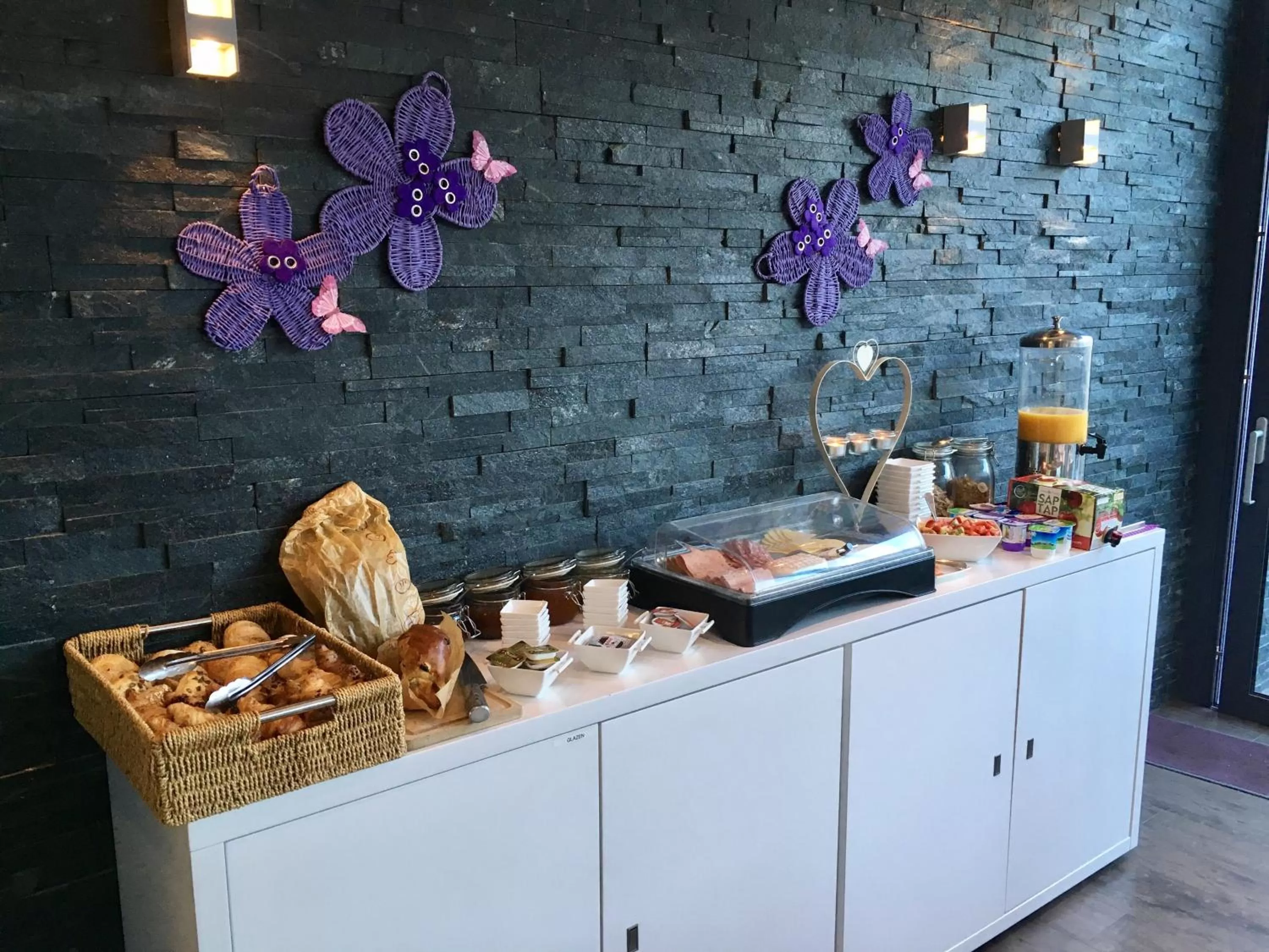 Buffet breakfast in B&B Villa Curtricias