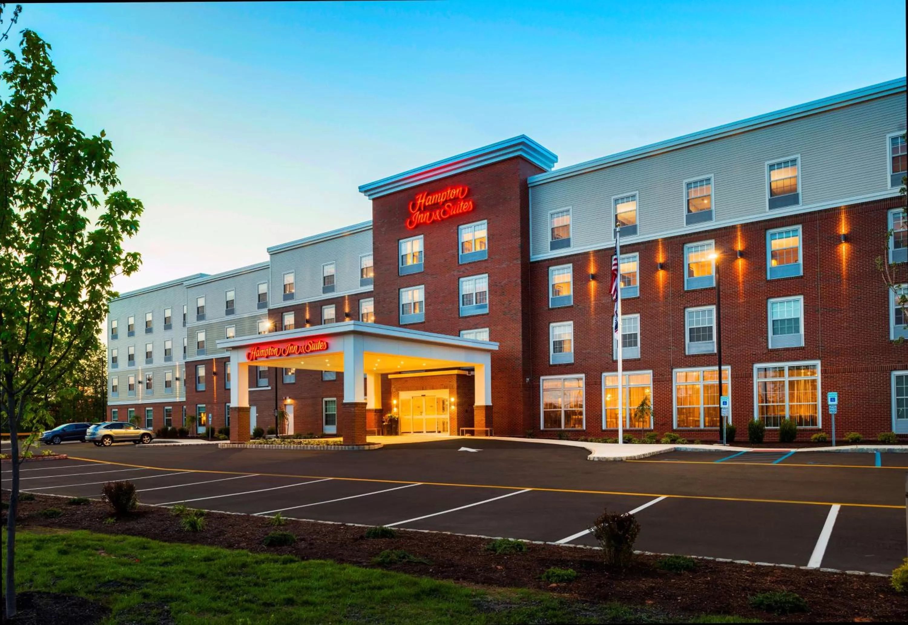 Property building in Hampton Inn & Suites Bridgewater, NJ