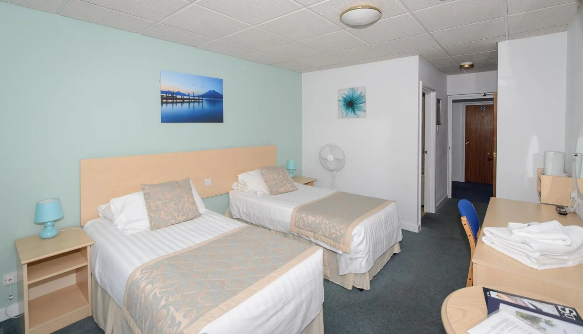 Photo of the whole room, Bed in Sandown Park Lodge