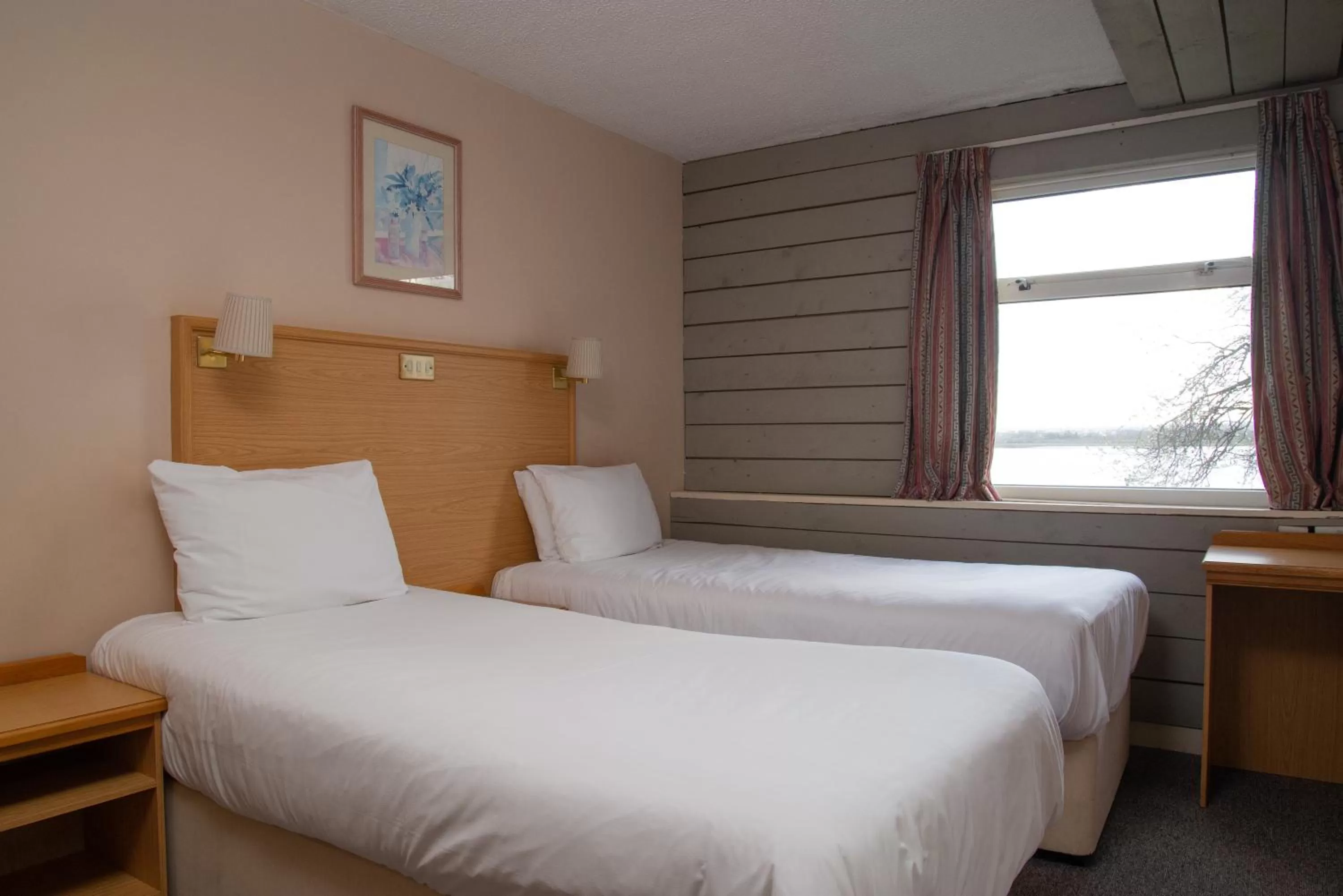 Bedroom, Bed in Royal Hotel, Bar & Grill