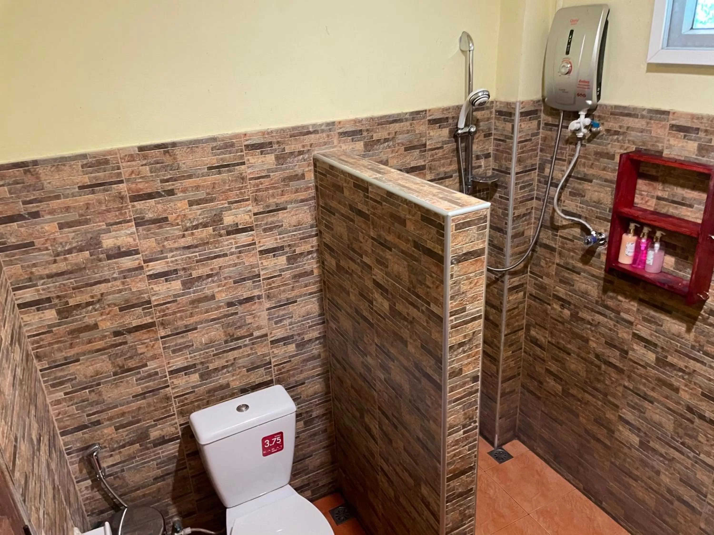 Shower in Art's Riverview Lodge