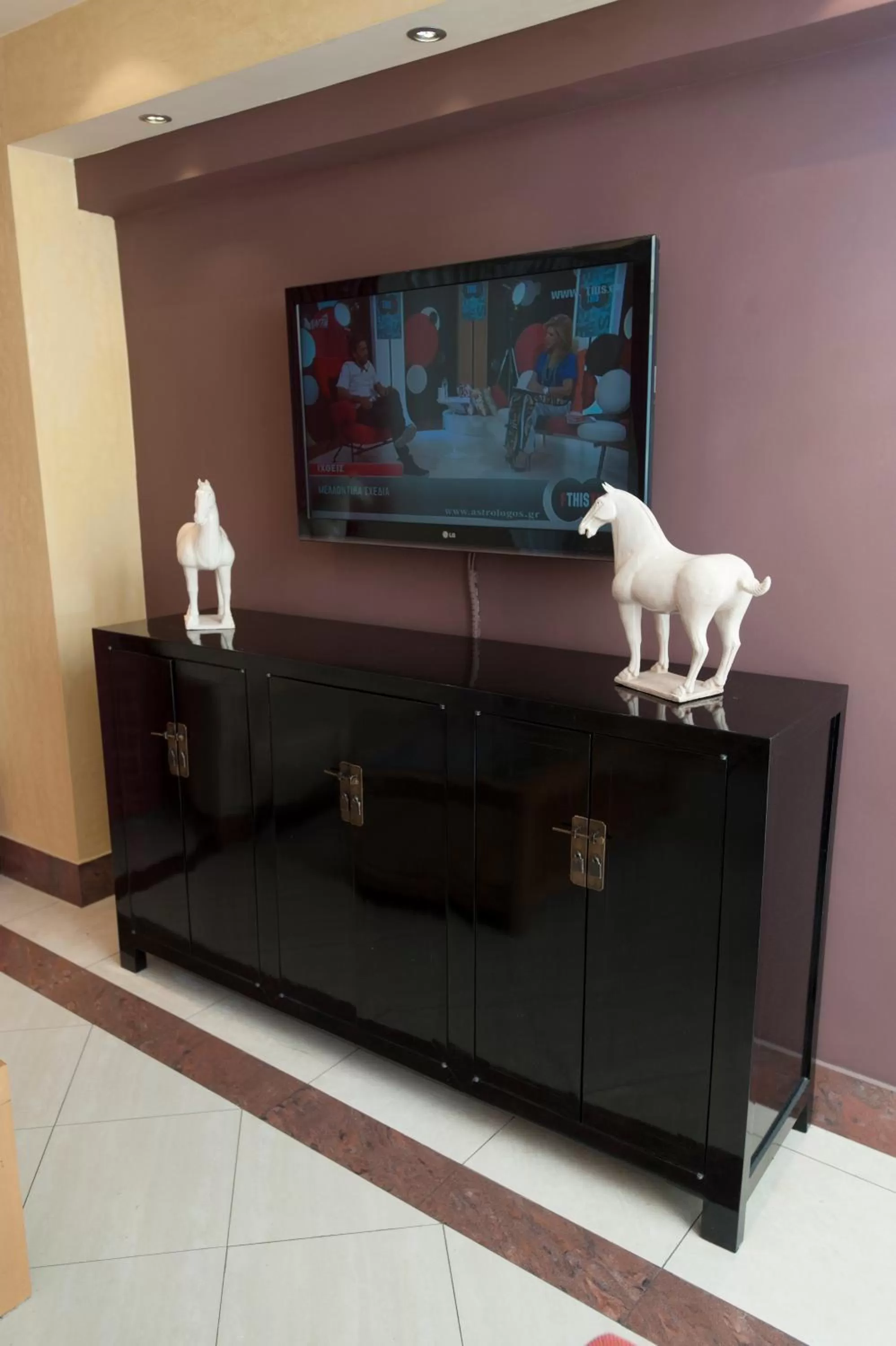 Communal lounge/ TV room in Nefeli Hotel Alimos