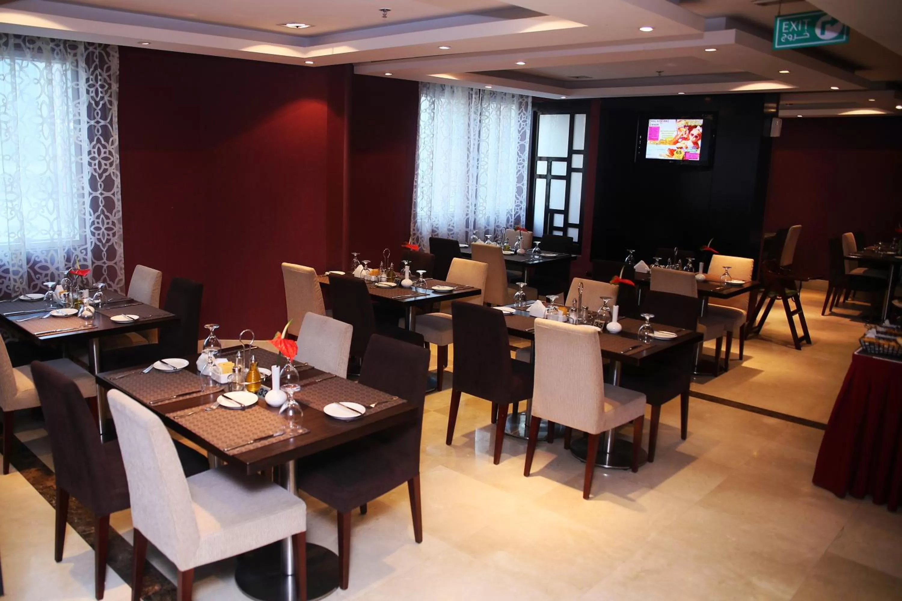 Restaurant/places to eat in Al Hamra Hotel