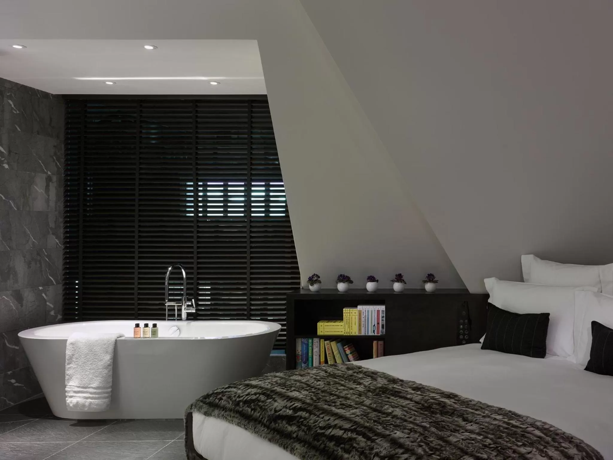 Bed in South Place Hotel